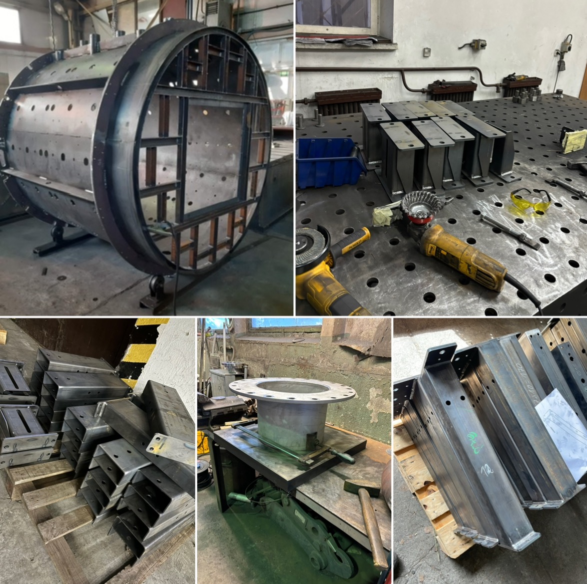 Metalowa konstrukcja cylindryczna z otworami i wewnętrznym szkieletem na kółkach, obok stosy metalowych elementów, narzędzia warsztatowe i spawane detale na stole spawalniczym.