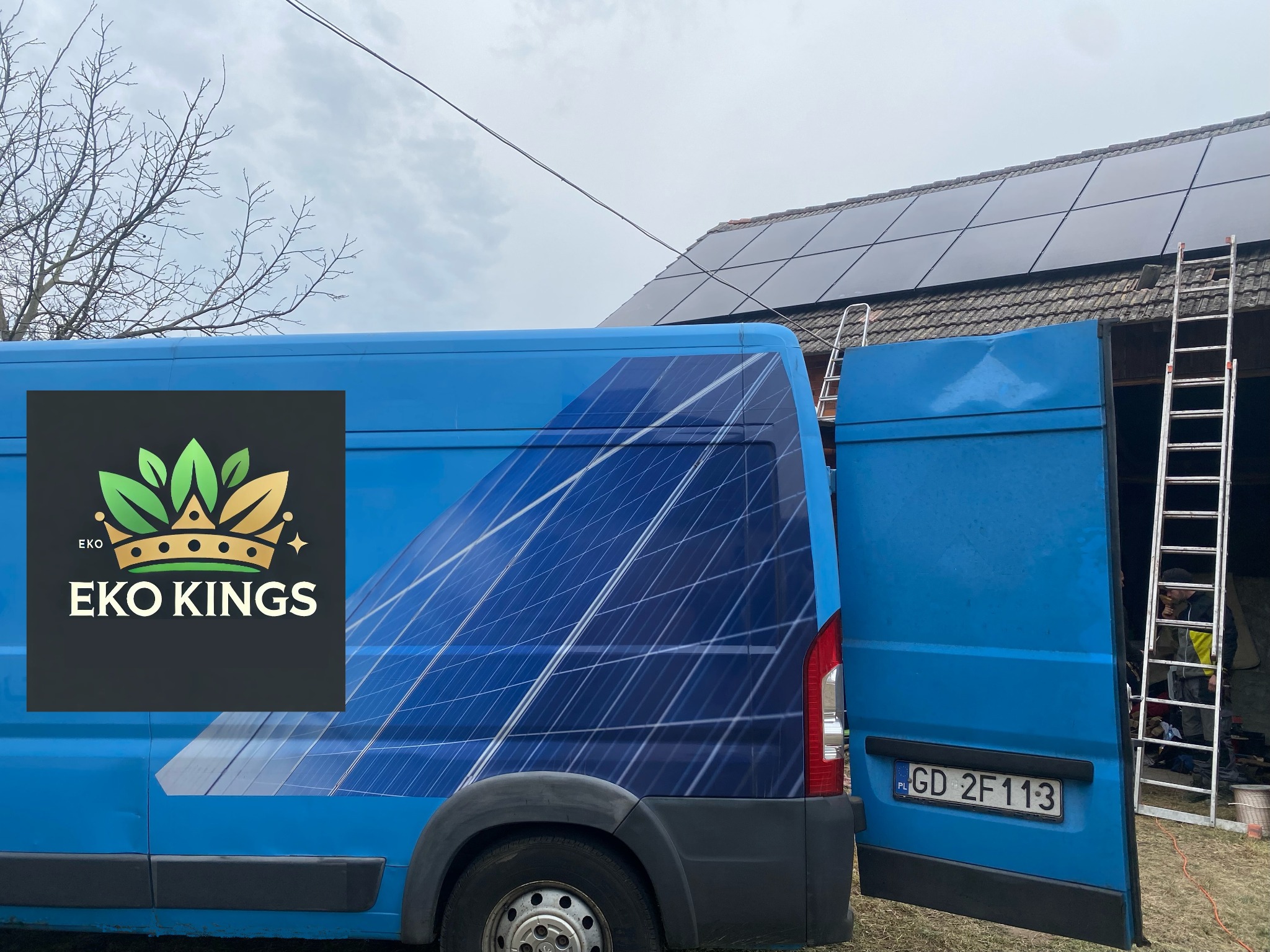 Niebieski samochód dostawczy z logo Eko Kings i grafiką paneli słonecznych na tle domu z panelami fotowoltaicznymi na dachu i rozstawioną drabiną.