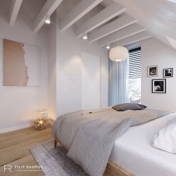 FILIP RAUPUK ARCHITEKTURA - Jasna sypialnia na poddaszu z drewnianą podłogą i belkami sufitowymi. Na ścianie grafika i lampka nocna. Łóżko z szarą narzutą i poduszką. Okno z żaluzjami.