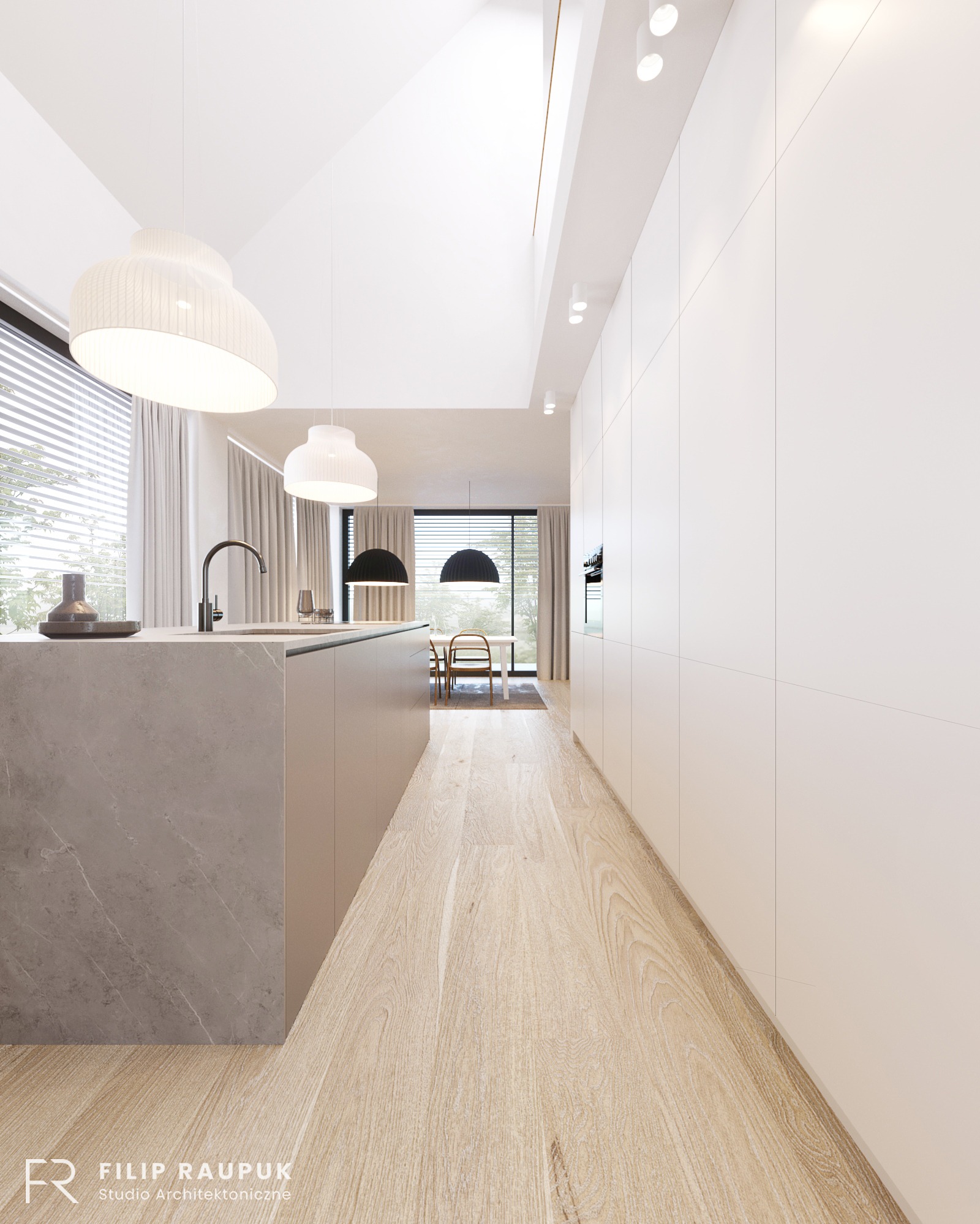 Minimalistyczna kuchnia z wyspą i drewnianą podłogą, oświetlona lampami wiszącymi. Widok na jadalnię przez okno z żaluzjami. Białe szafki na ścianie.