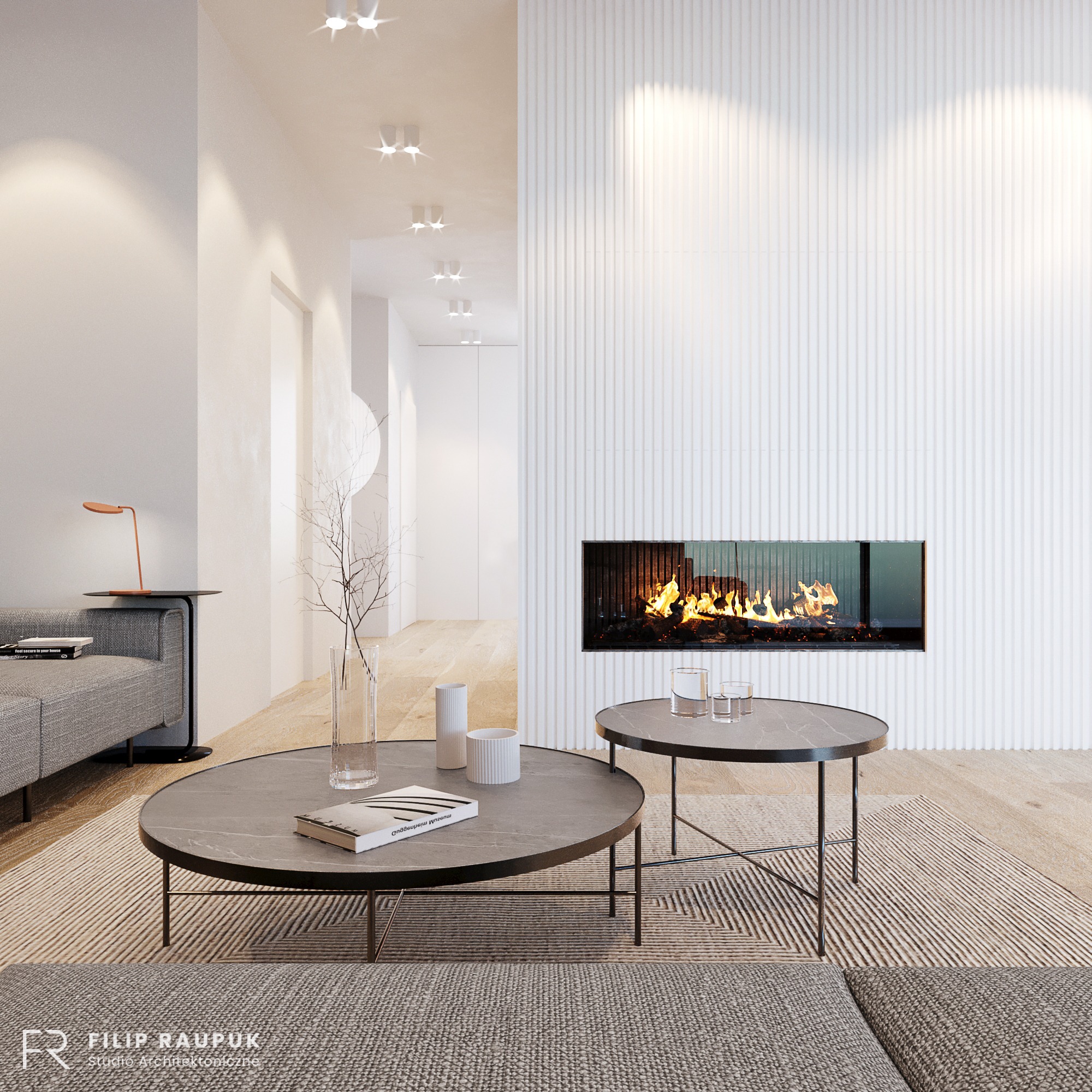 Jasne wnętrze salonu z kominkiem i stolikami kawowymi na wzorzystym dywanie. Minimalistyczny design z drewnianą podłogą i dekoracyjną ścianą.