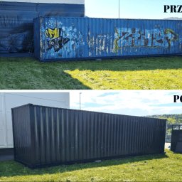 PAKETPRO SPÓŁKA Z OGRANICZONĄ ODPOWIEDZIALNOŚCIĄ - Kontener morski przed i po renowacji: usunięte graffiti, nowy, jednolity kolor. Widok na trawnik i budynek w tle. Ukazanie efektu metamorfozy.
