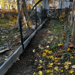 KORSAR Grzegorz Korczyński - Nowoczesne ogrodzenie panelowe z podmurówką w Szczecinie, widok z perspektywy ziemi, jesienne liście na trawie. Solidna konstrukcja, estetyczne wykończenie.