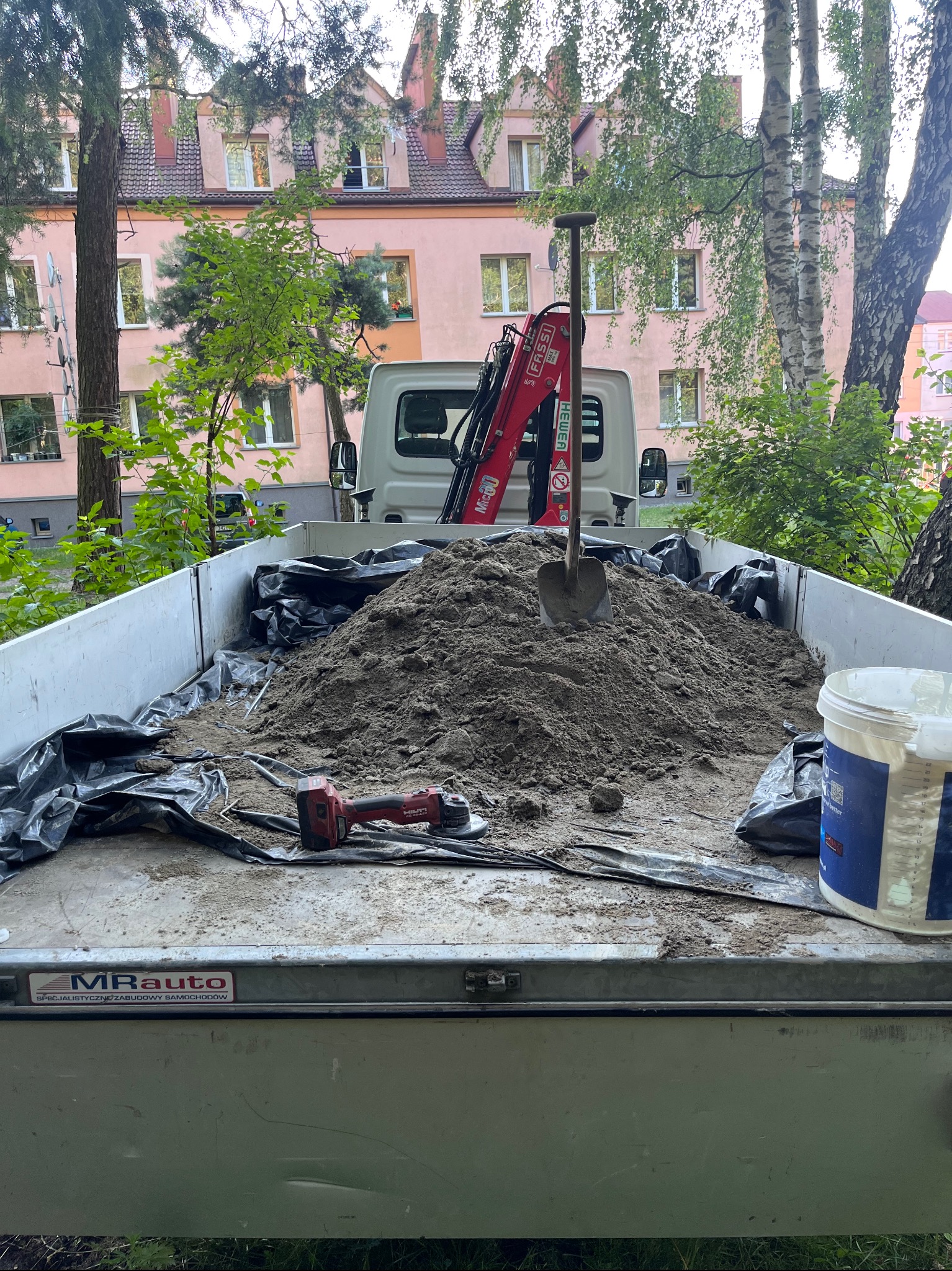 Dysponujemy profesjonalnym sprzętem do montażu ogrodzeń