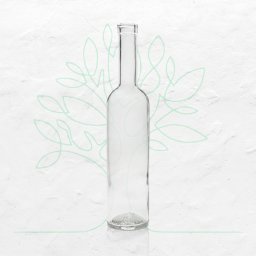 LEMON TREE SPÓŁKA Z OGRANICZONĄ ODPOWIEDZIALNOŚCIĄ - Wysoka, smukła, przezroczysta butelka na tle białej, teksturowanej ściany z delikatnym, zielonym motywem roślinnym.