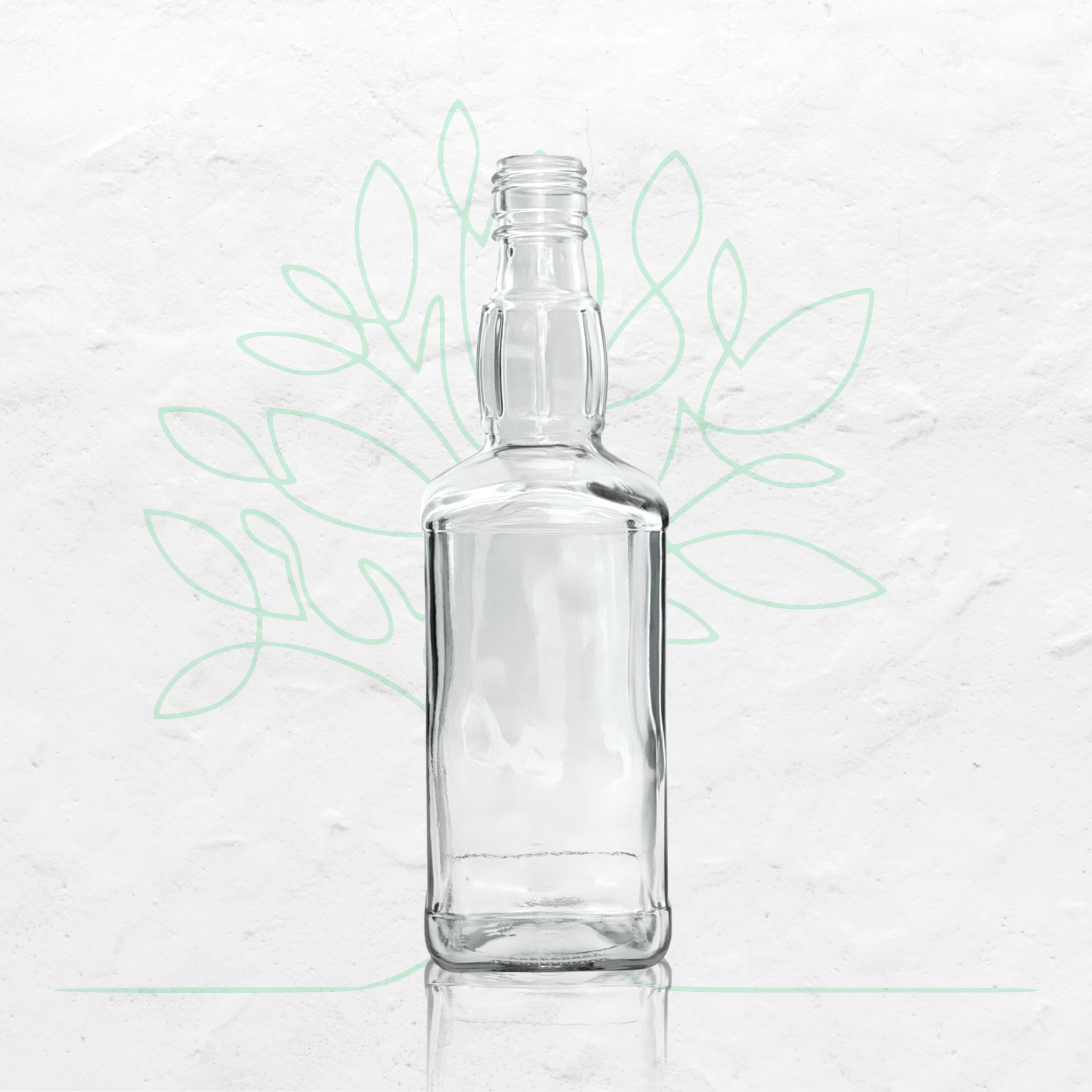 Pusta, szklana butelka o kwadratowej podstawie i długiej szyjce, stojąca na białym tle z delikatnym, zielonym motywem roślinnym w tle.