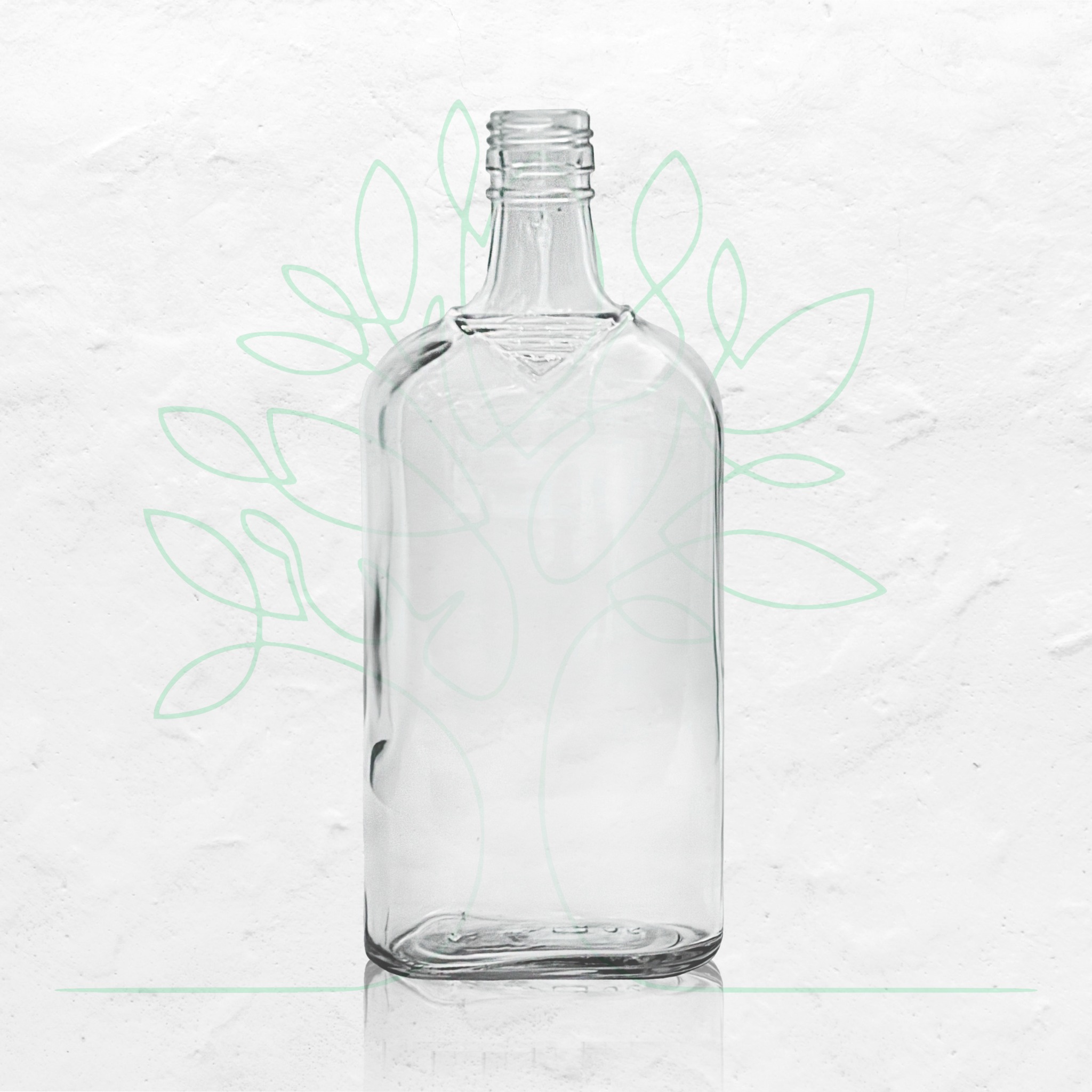 Pusta, szklana butelka o płaskim kształcie na białym, teksturowanym tle z delikatnym, zielonym motywem roślinnym. Butelka ma wyraźne gwintowanie szyjki i widoczne detale na dnie.