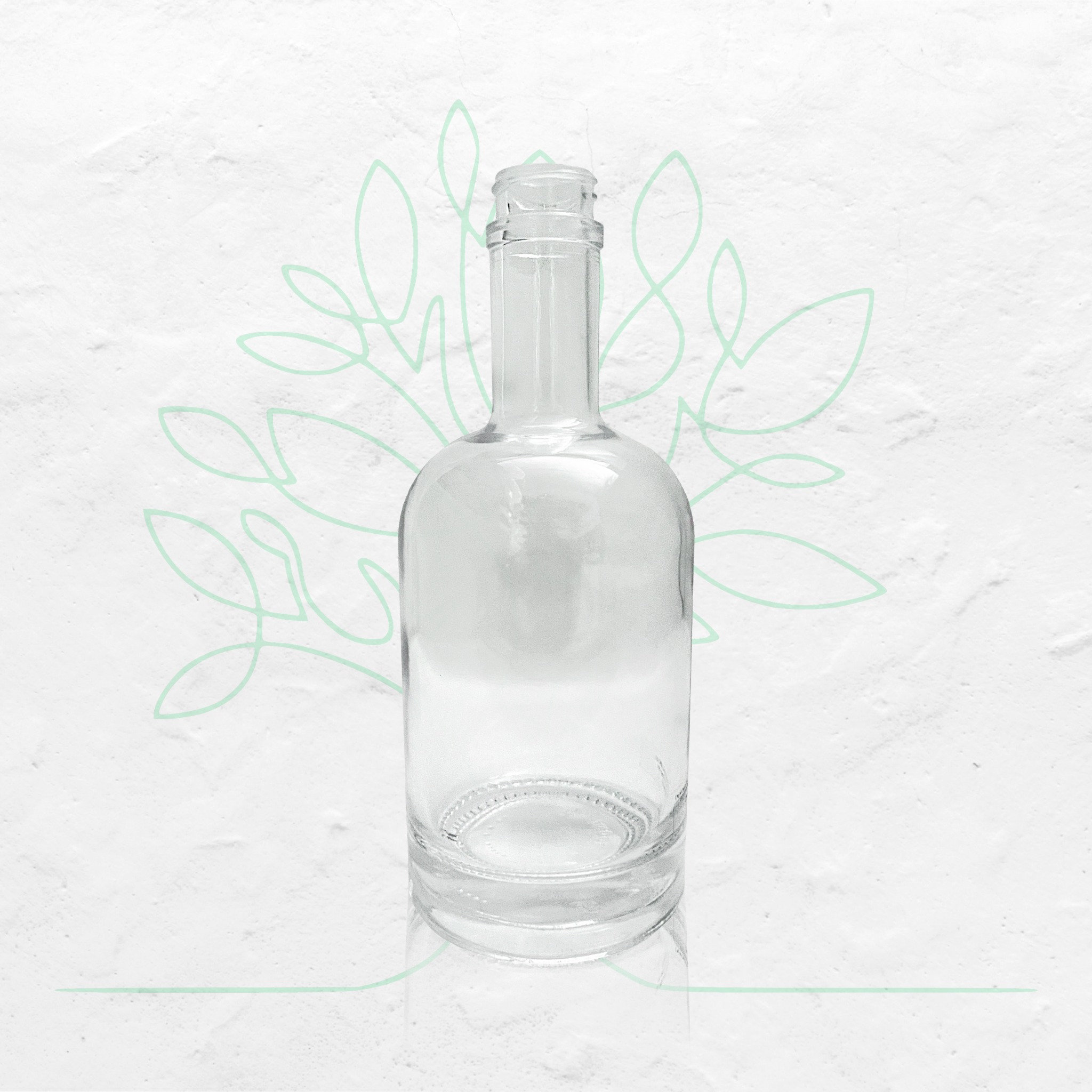 Pusta, przezroczysta szklana butelka na białym tle z delikatnym, miętowym motywem roślinnym, ukazująca potencjał opakowania.