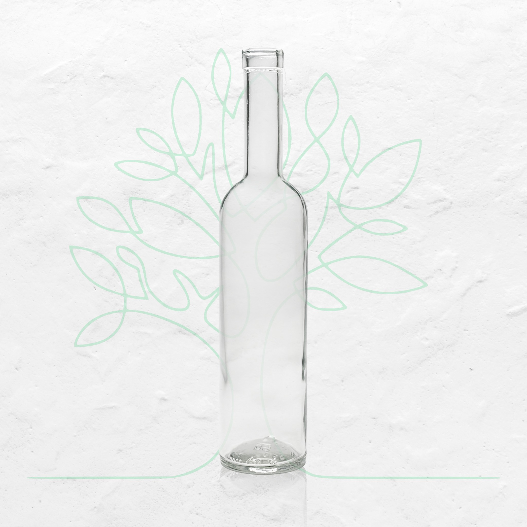 Wysoka, smukła, przezroczysta butelka na tle białej, teksturowanej ściany z delikatnym, zielonym motywem roślinnym.