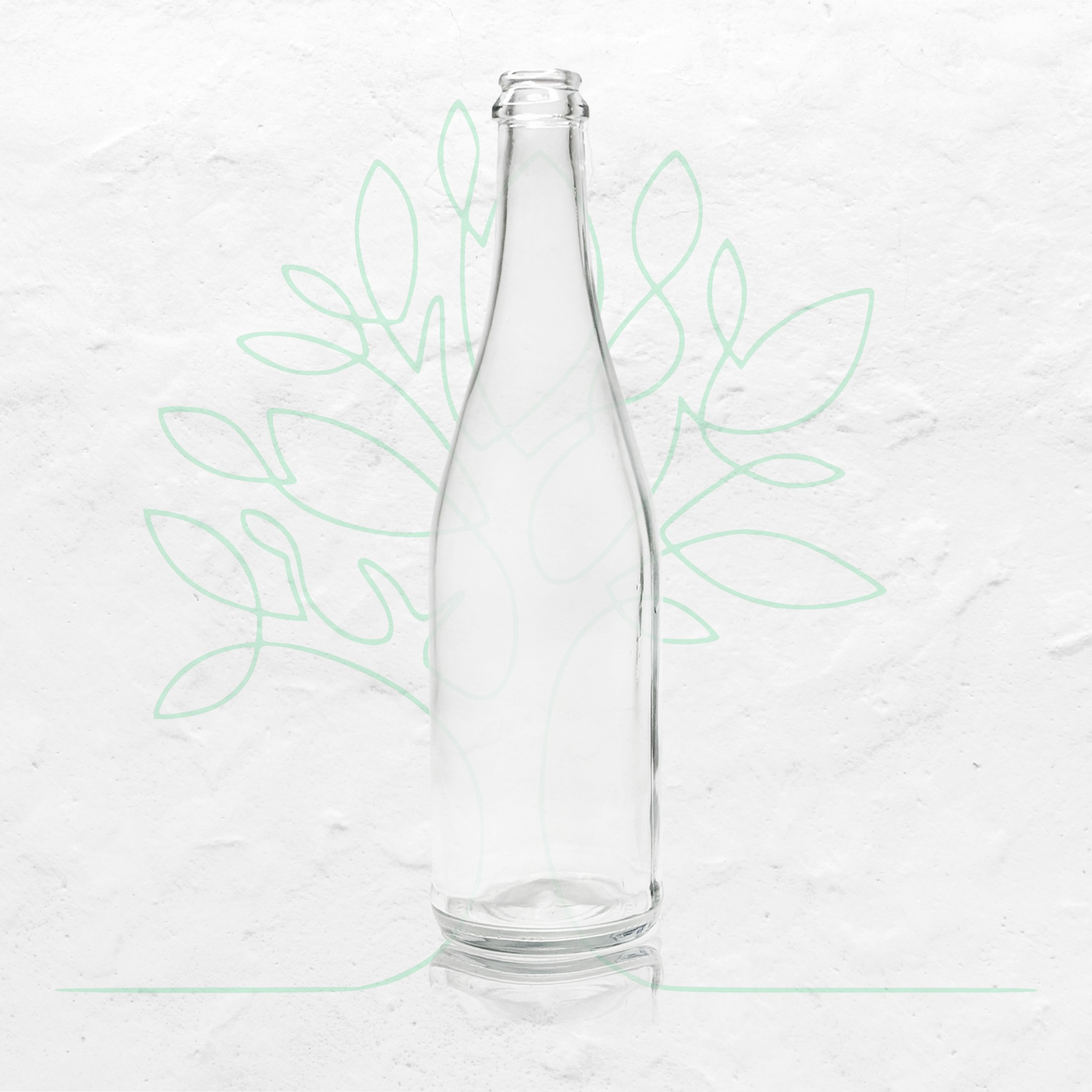 Pusta, smukła, przezroczysta butelka szklana na białym tle z delikatnym, zielonym wzorem roślinnym.