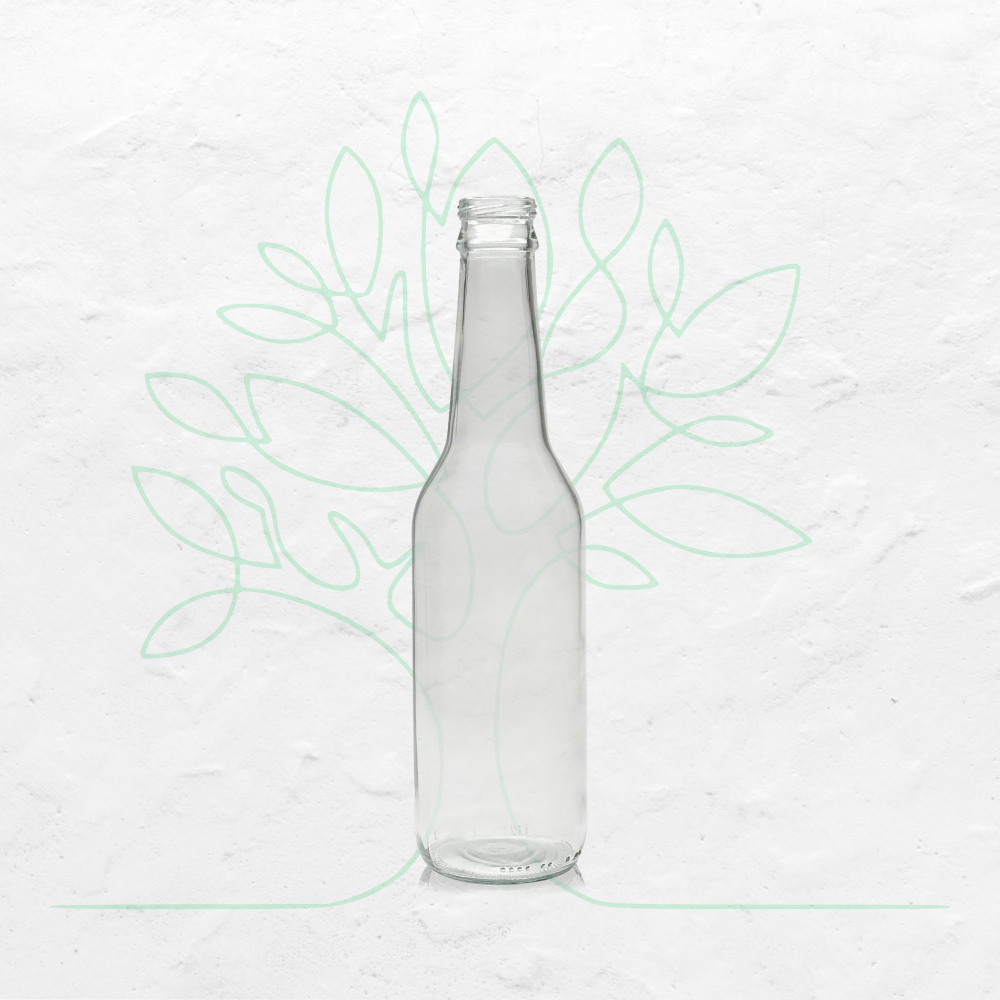 Pusta, smukła butelka z przezroczystego szkła na teksturowanym białym tle z delikatnym, zielonym motywem roślinnym.