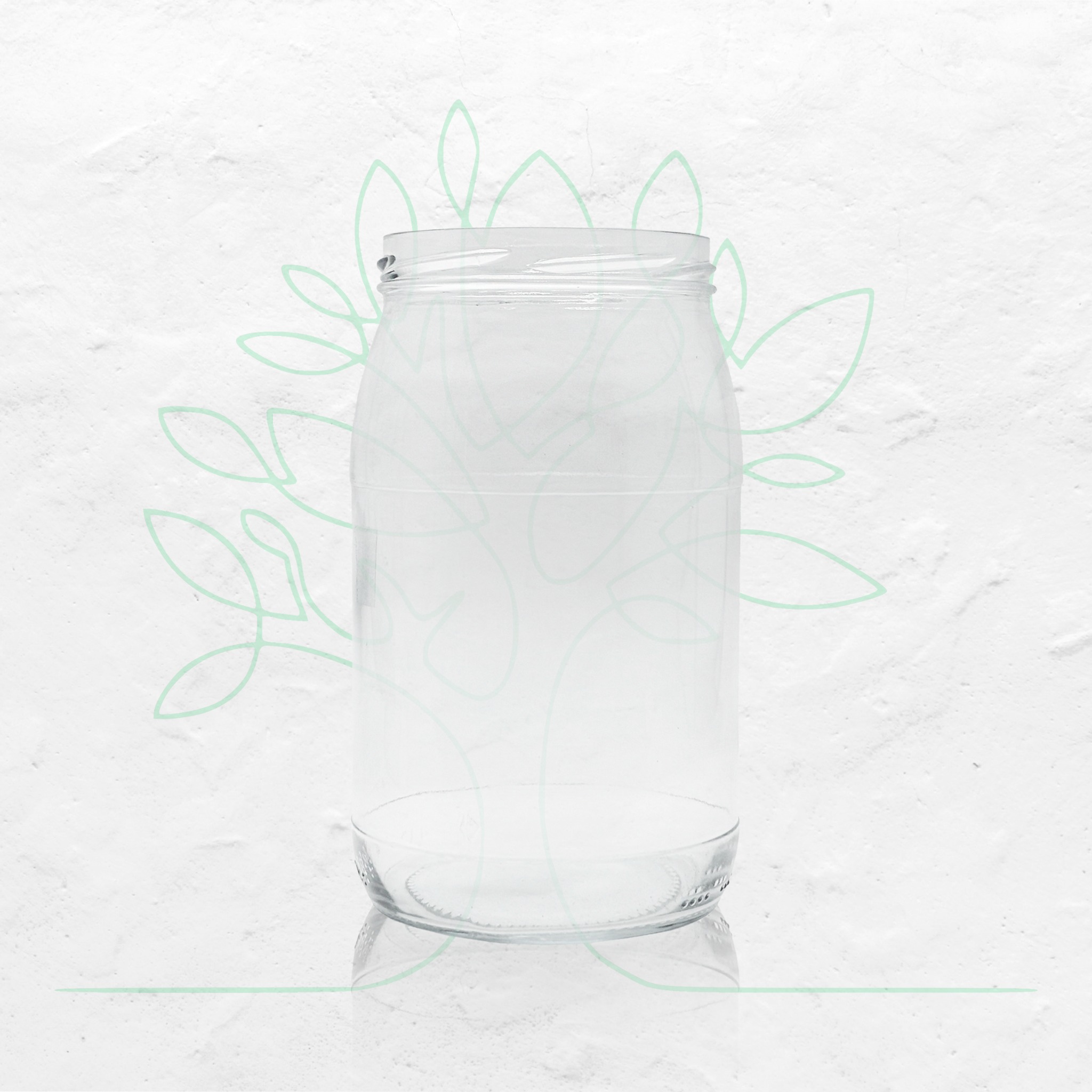 Pusta, szklana słoik na tle białej, teksturowanej ściany z delikatnym, zielonym motywem roślinnym.