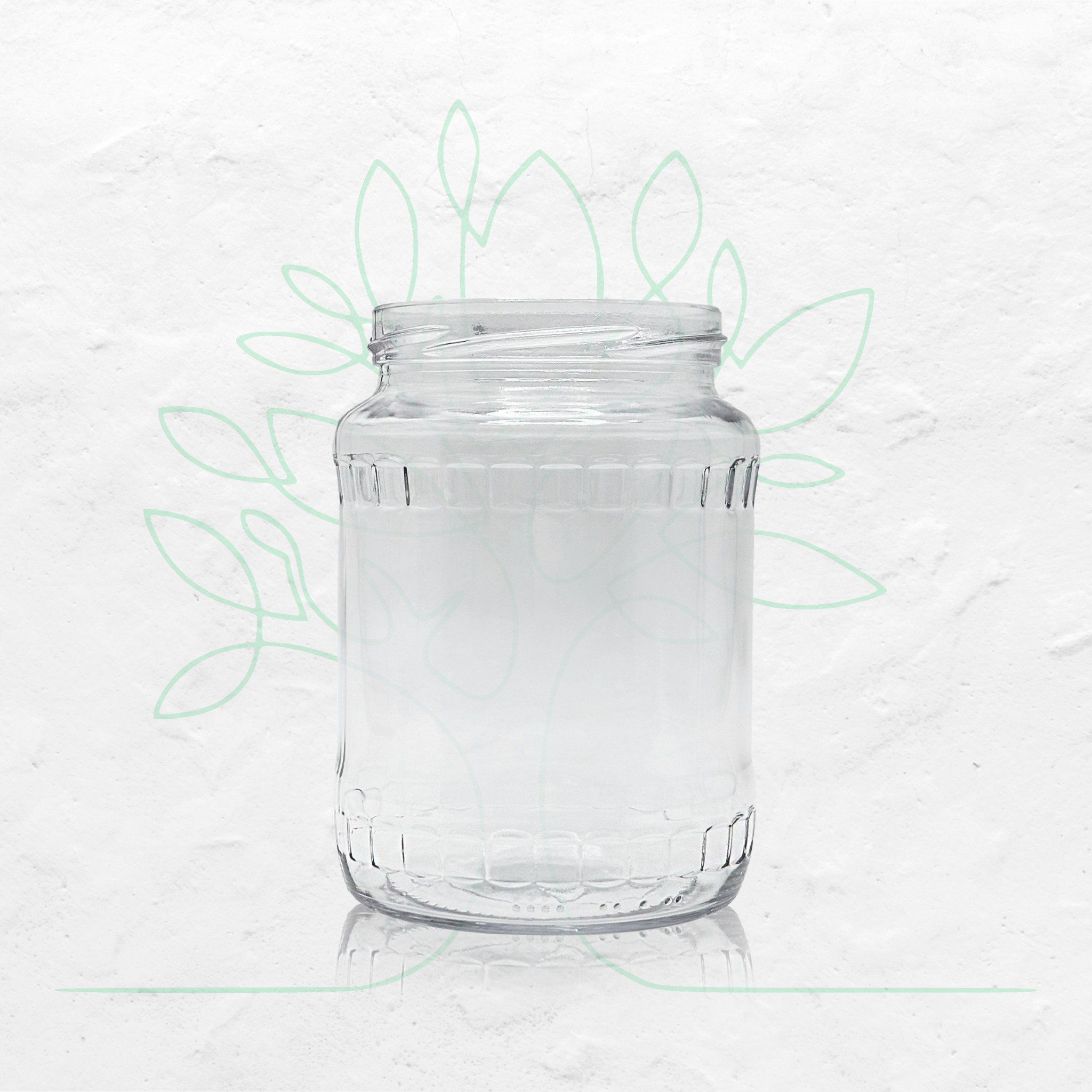 Pusta, szklana słoik na białym, teksturowanym tle z delikatnym, zielonym motywem roślinnym. Słoik ma charakterystyczne tłoczenia na bocznych ściankach.