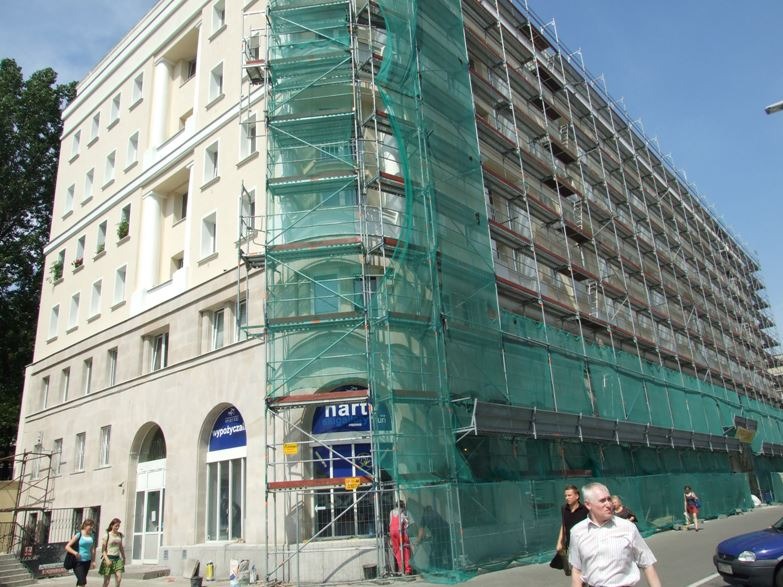Termomodernizacja budynku przy al. Solidarności w Warszawie - w trakcie realizacji.