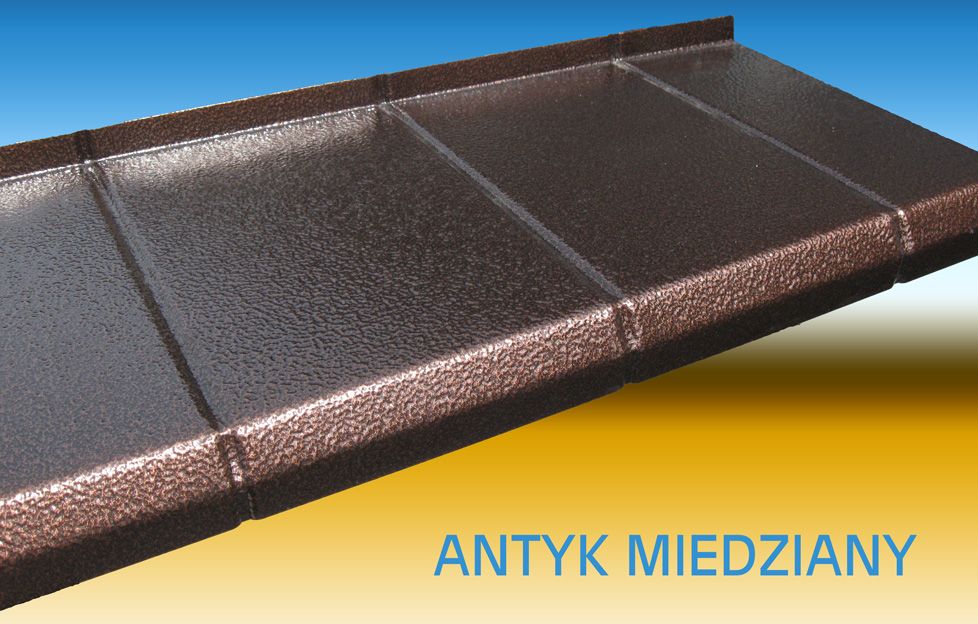 Metalowa blacha dachowa w kolorze antycznej miedzi z wyraźną fakturą, prezentowana pod kątem, uwidaczniającym jej profil.