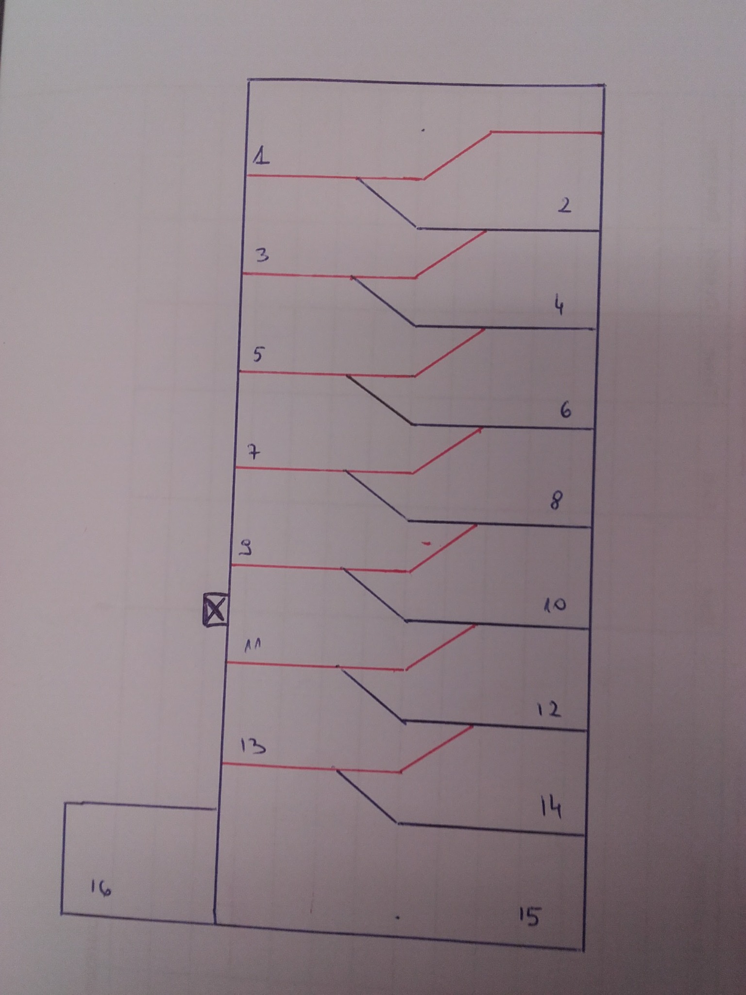 Szkic budynku z zaznaczonymi numerami pięter i schematycznym układem instalacji, wykonany odręcznie na papierze w kratkę. Elementy instalacji zaznaczone kolorem czerwonym i czarnym.