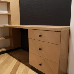 Drewniane biurko z trzema szufladami i półkami, z czarnym tłem. Uwagę zwraca wzór ułożenia forniru na frontach szuflad i parkiet ułożony w jodełkę.