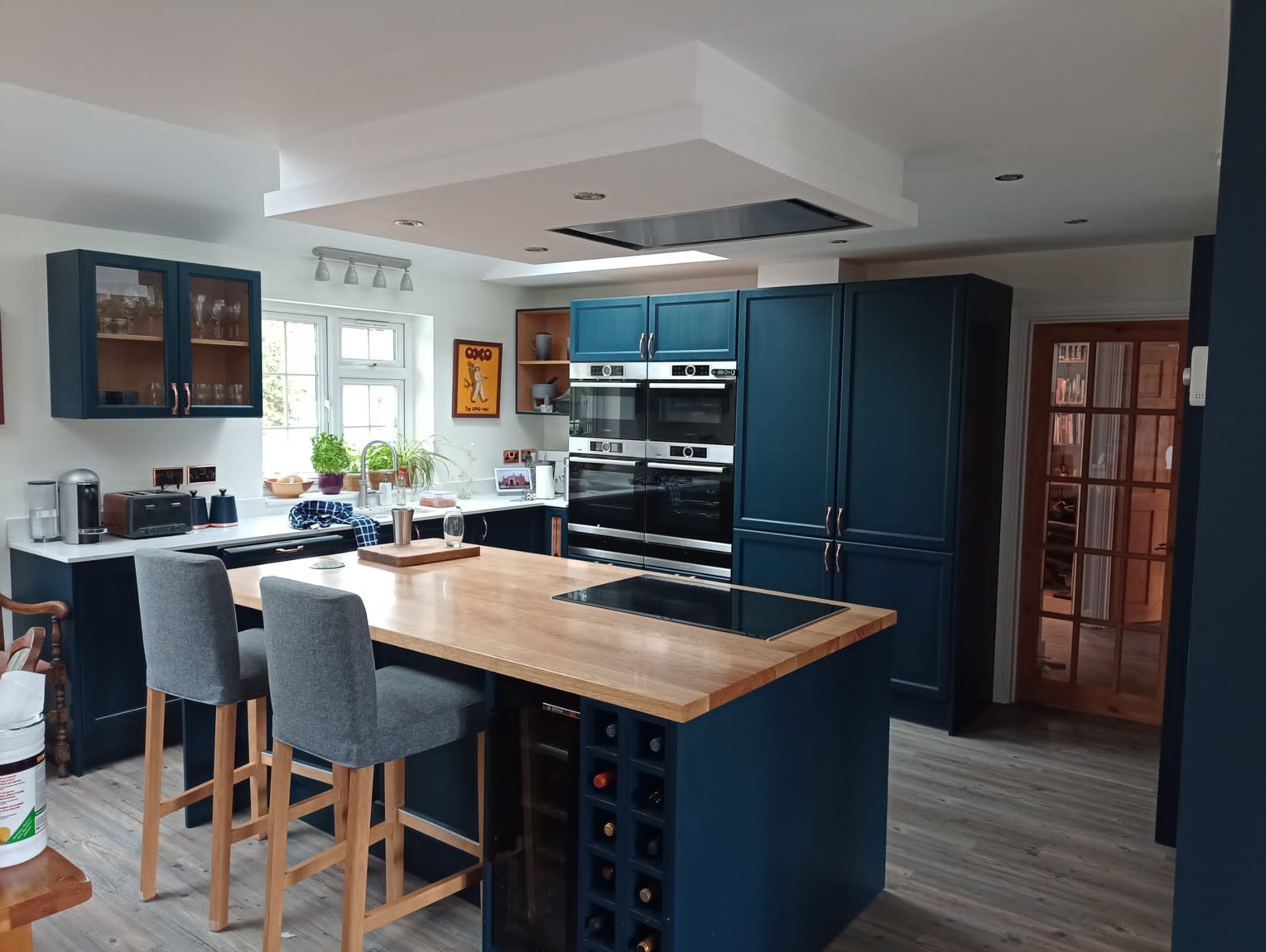 Kuchnia z frontami z litego dębu lakierowany na piękny granatowy kolor