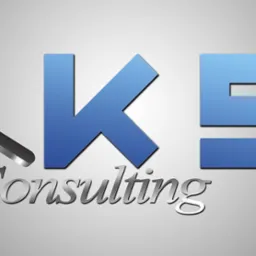 Logo firmy K5 Consulting z stylizowaną postacią w lewym górnym rogu, literą K i cyfrą 5 w odcieniach niebieskiego na szarym tle.