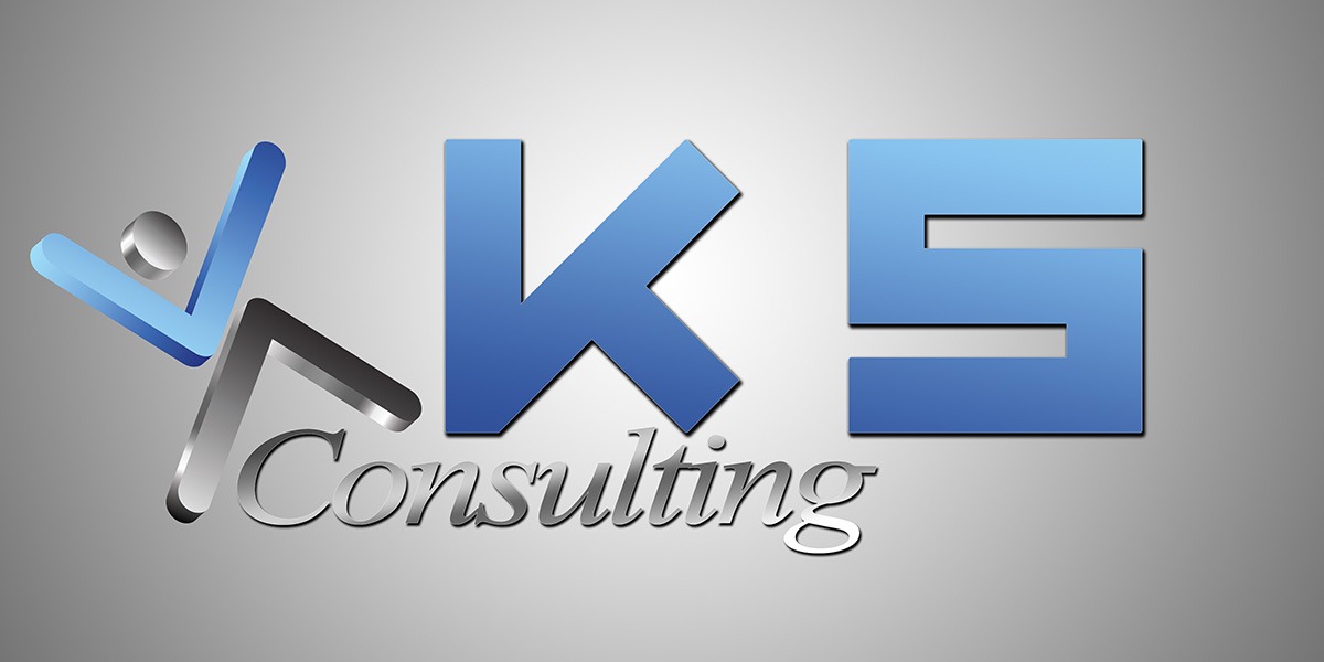 Logo firmy K5 Consulting z stylizowaną postacią w lewym górnym rogu, literą K i cyfrą 5 w odcieniach niebieskiego na szarym tle.