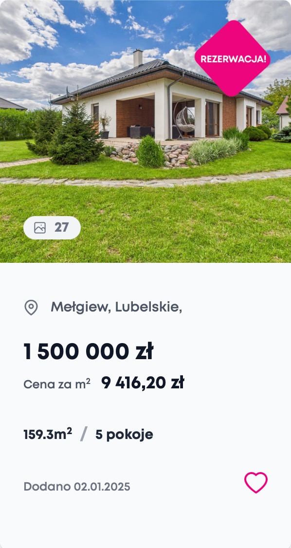 Dom jednorodzinny z ogrodem w Mełgwi, Lubelskie, oznaczony jako 'Rezerwacja!'. Widoczny trawnik, krzewy i ścieżka prowadząca do wejścia.