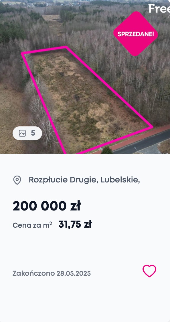 Działka na sprzedaż z lotu ptaka, obrysowana różową linią, w tle las. W prawym górnym rogu różowa naklejka 'Sprzedane!'.