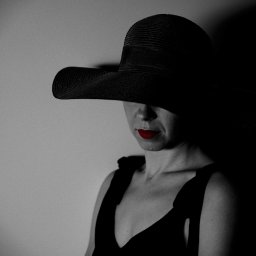 Zdjęcie wykonane w apartamencie, przy użyciu własnego sprzętu oświetleniowego, z autorską obróbką.