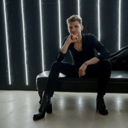 Męska sesja wizerunkowa w studio fotograficznym