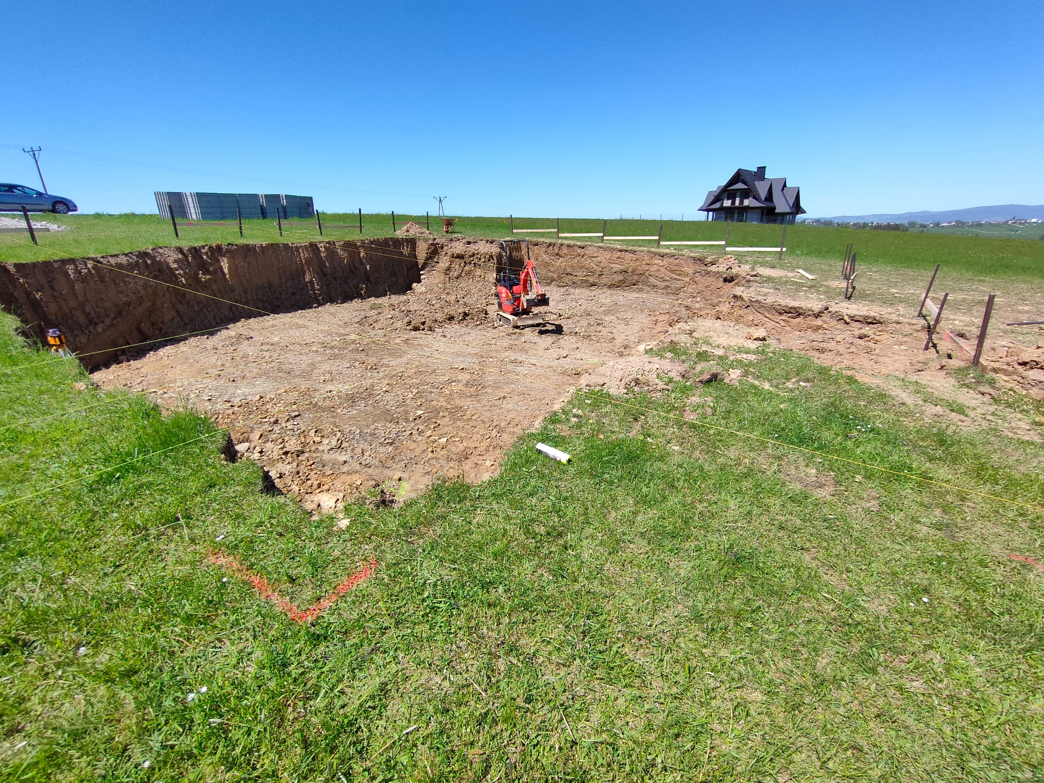 Wytyczenie osi budynku i umiejscowienie na działce.
