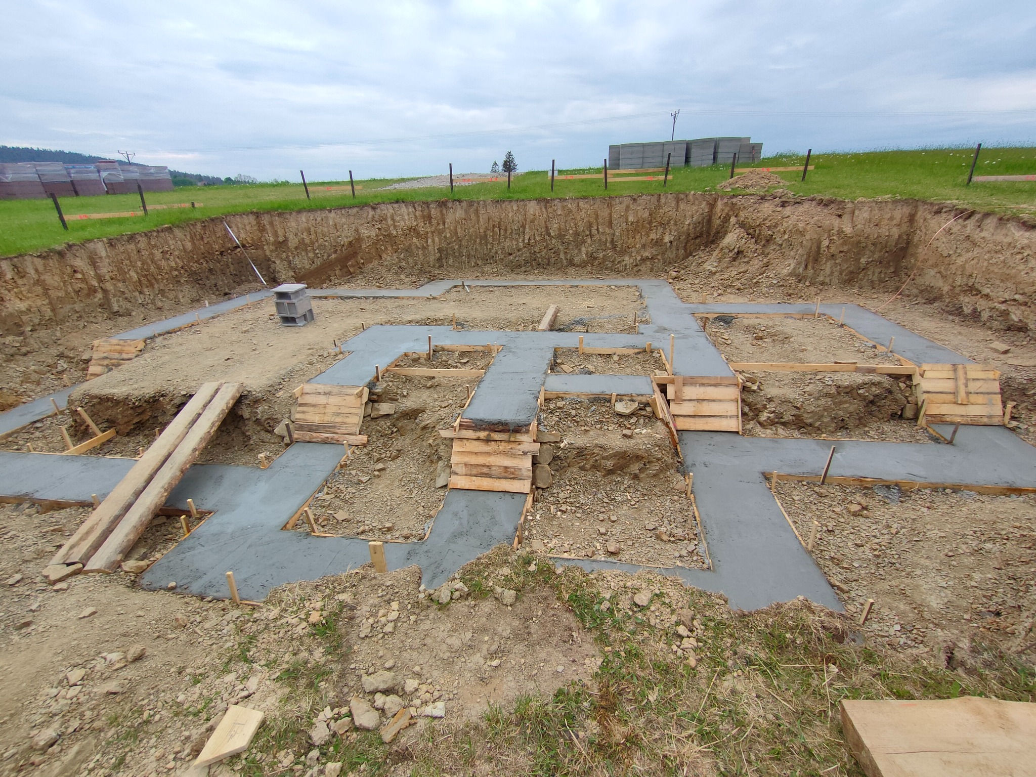 Pierwsza warstwa suchego betonu podkładowego