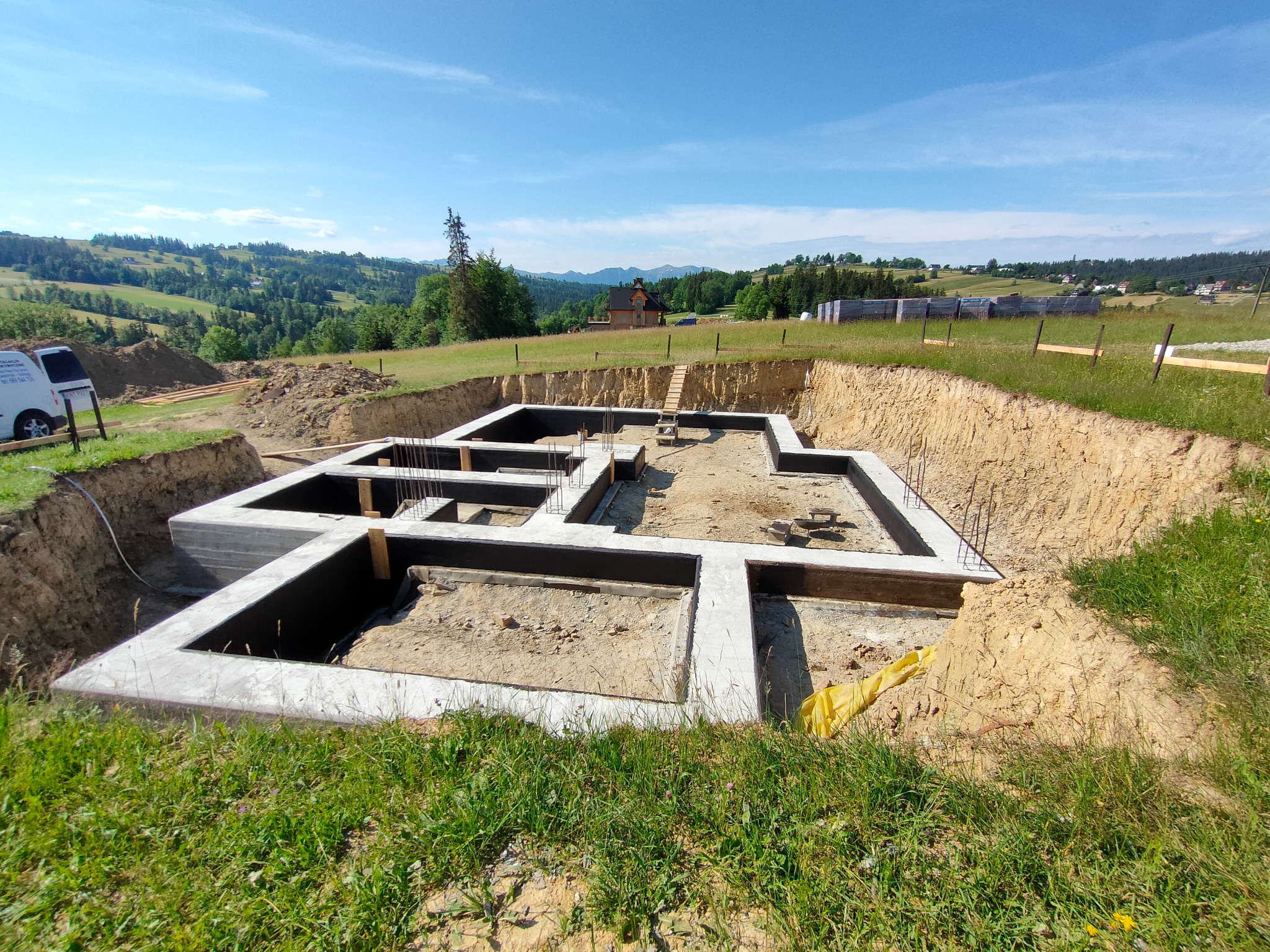 Ławy fundamentowe z izolacją wykonaną Mapei Plastimul 2K Super