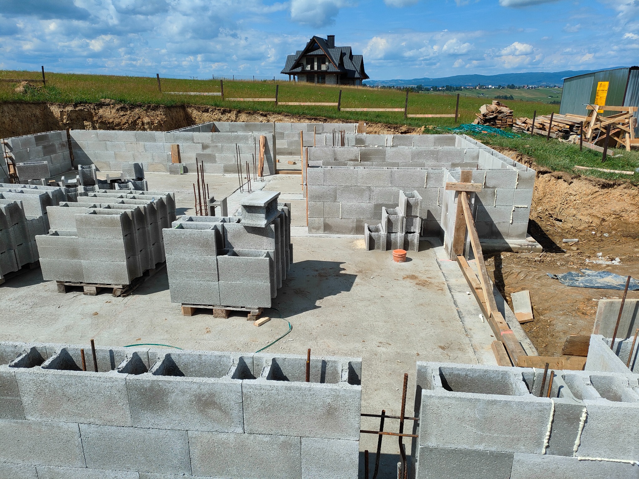 Ściany nośne piwnic wykonane z bloczków betonowych i drutu zbrojeniowego - zalewane betonem b30