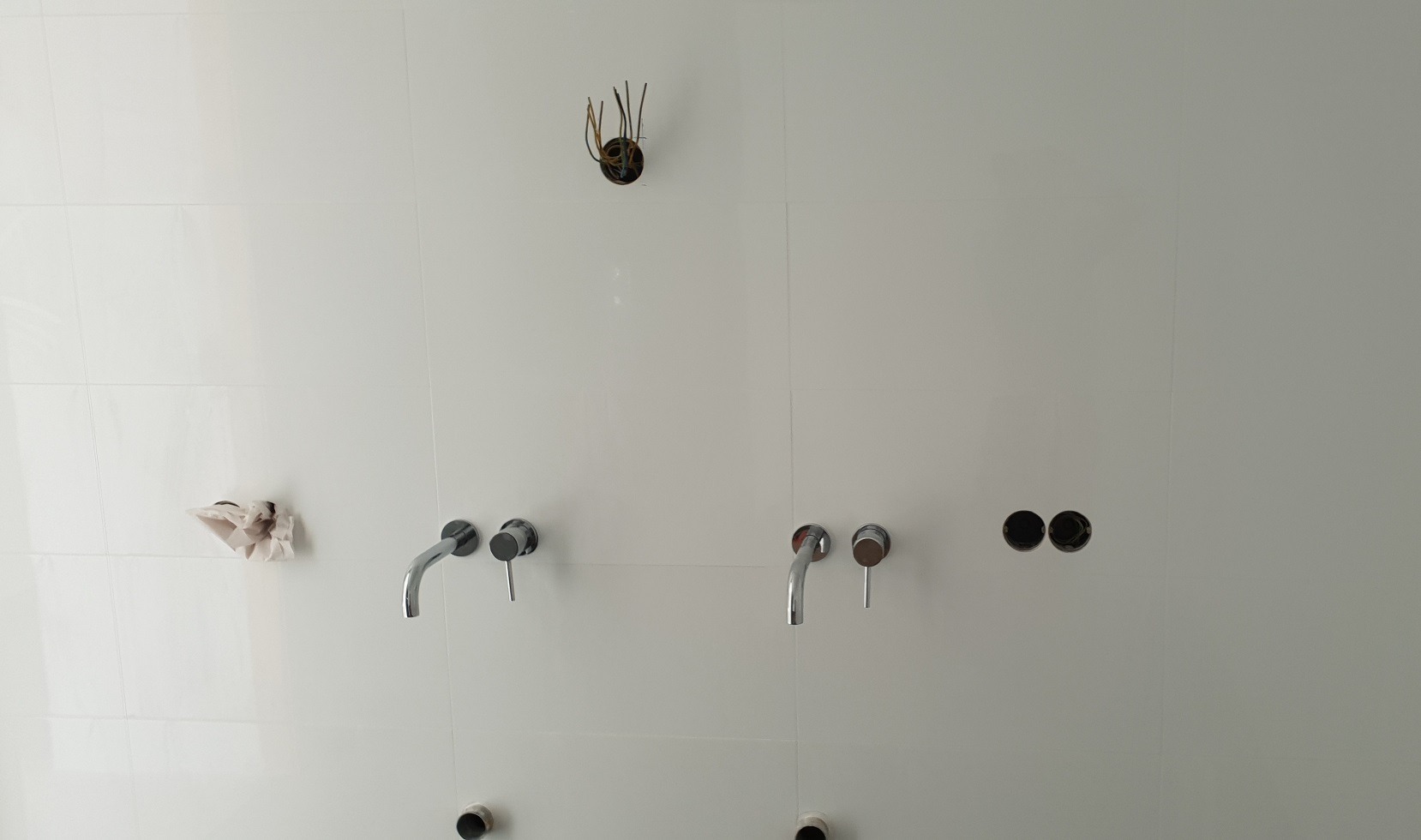 baterie umywalkowe natynkowe