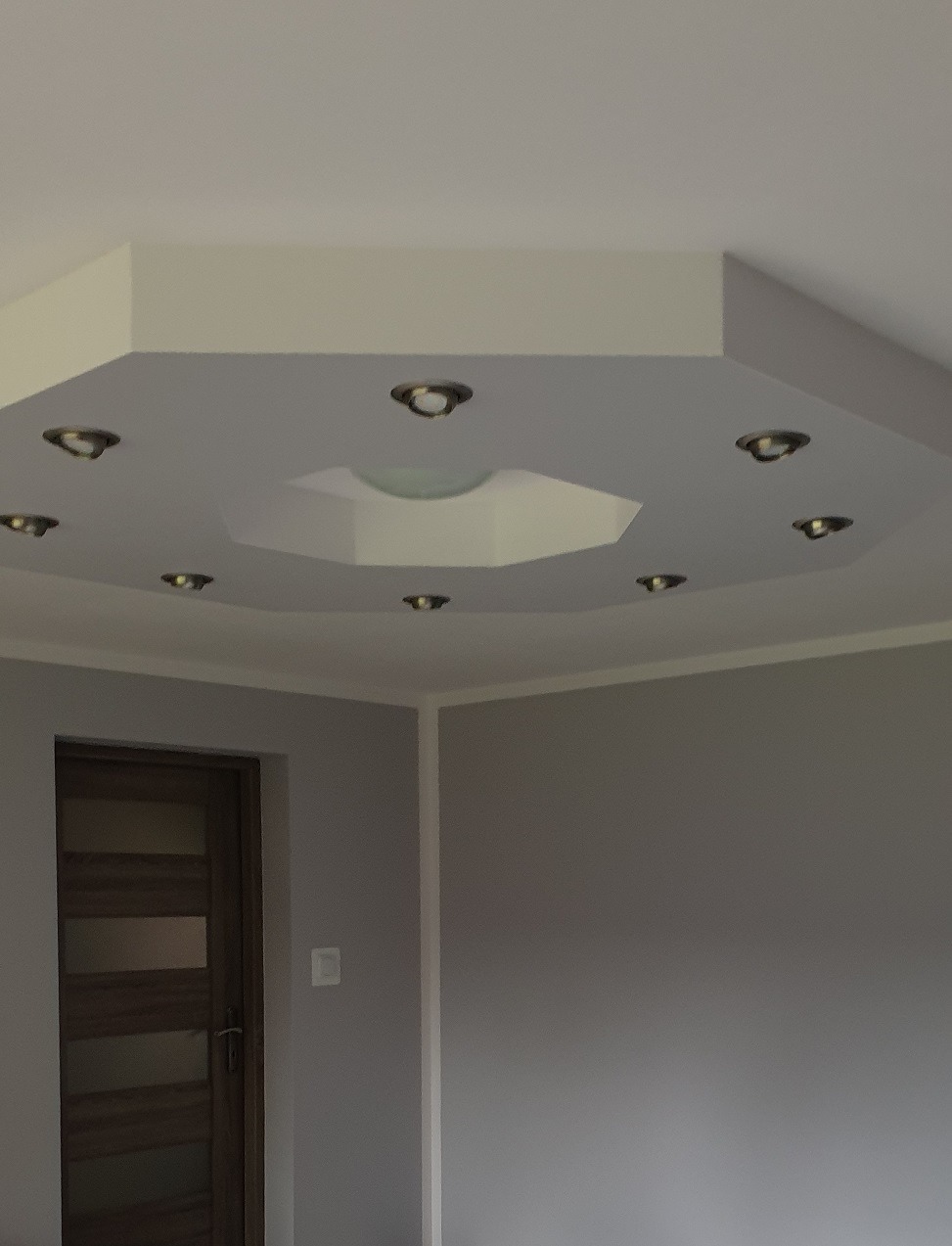 halogeny w zabudowie sufitowej