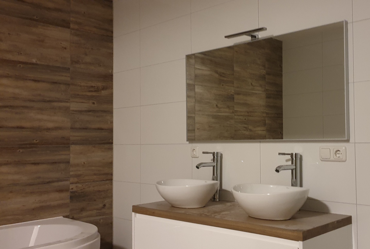 lustro i 2 umywalki na wiszącej szafce