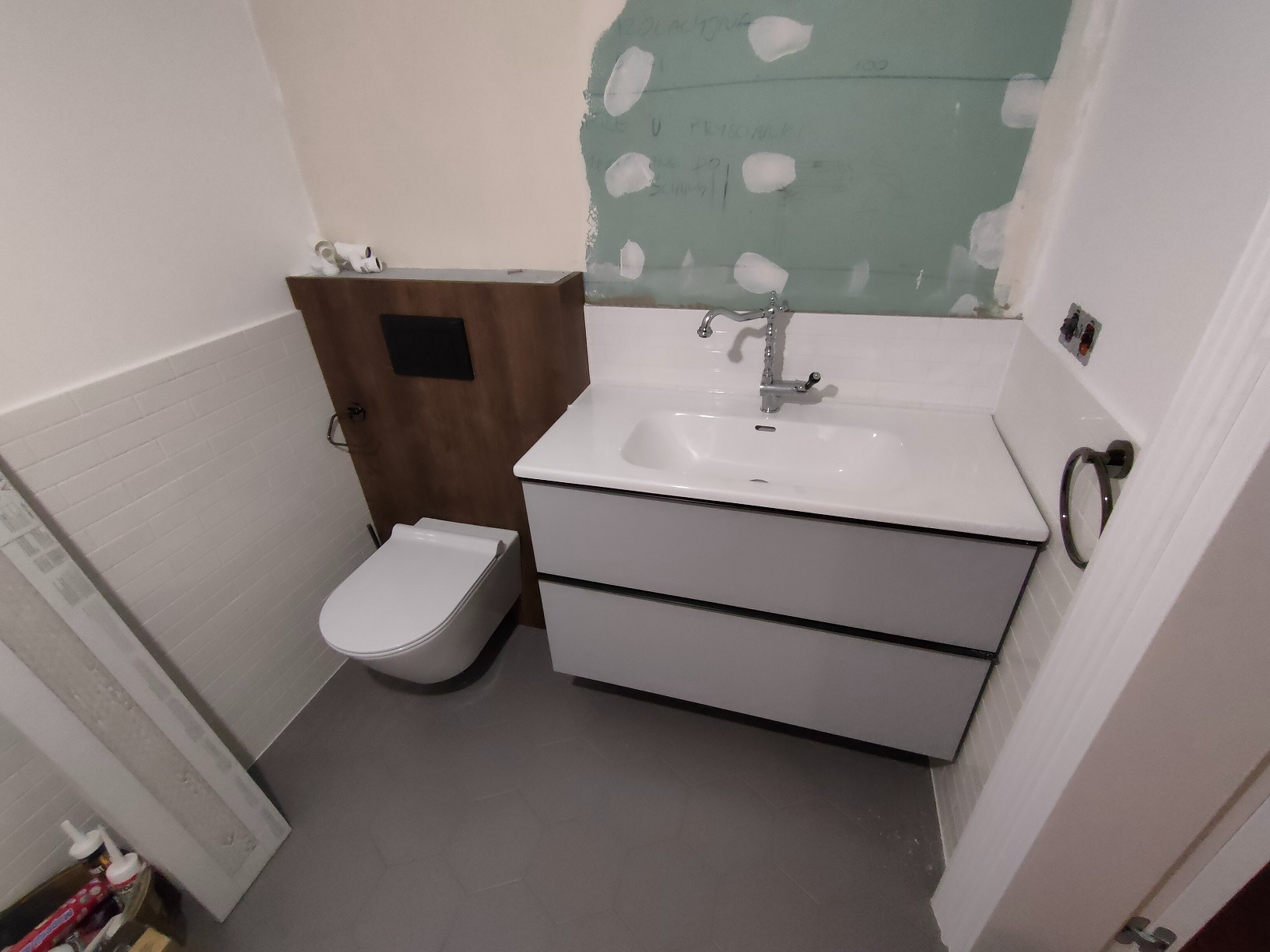 miska wisząca Geberit i umywalka szafkowa