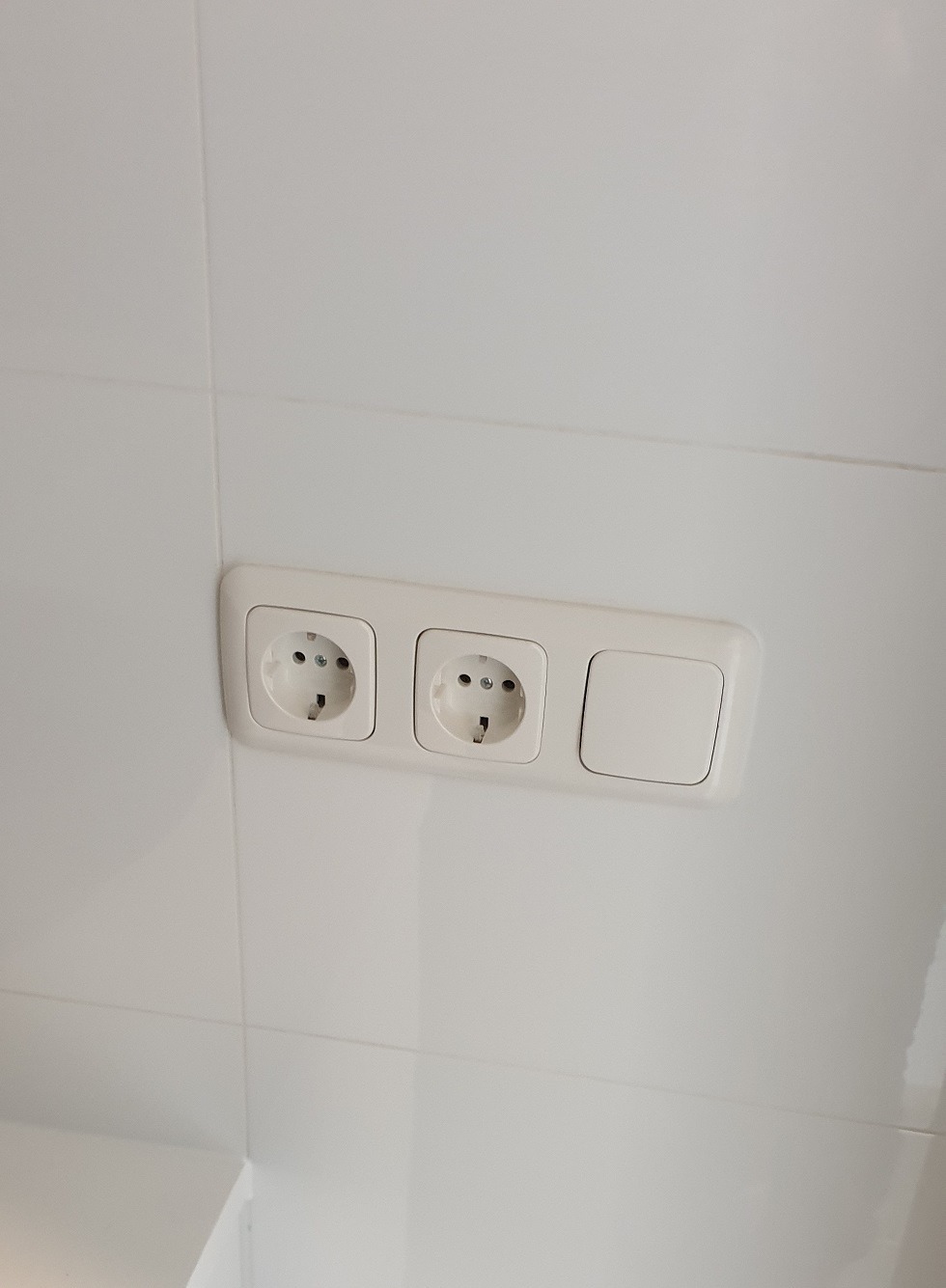 gniazdka i włącznik