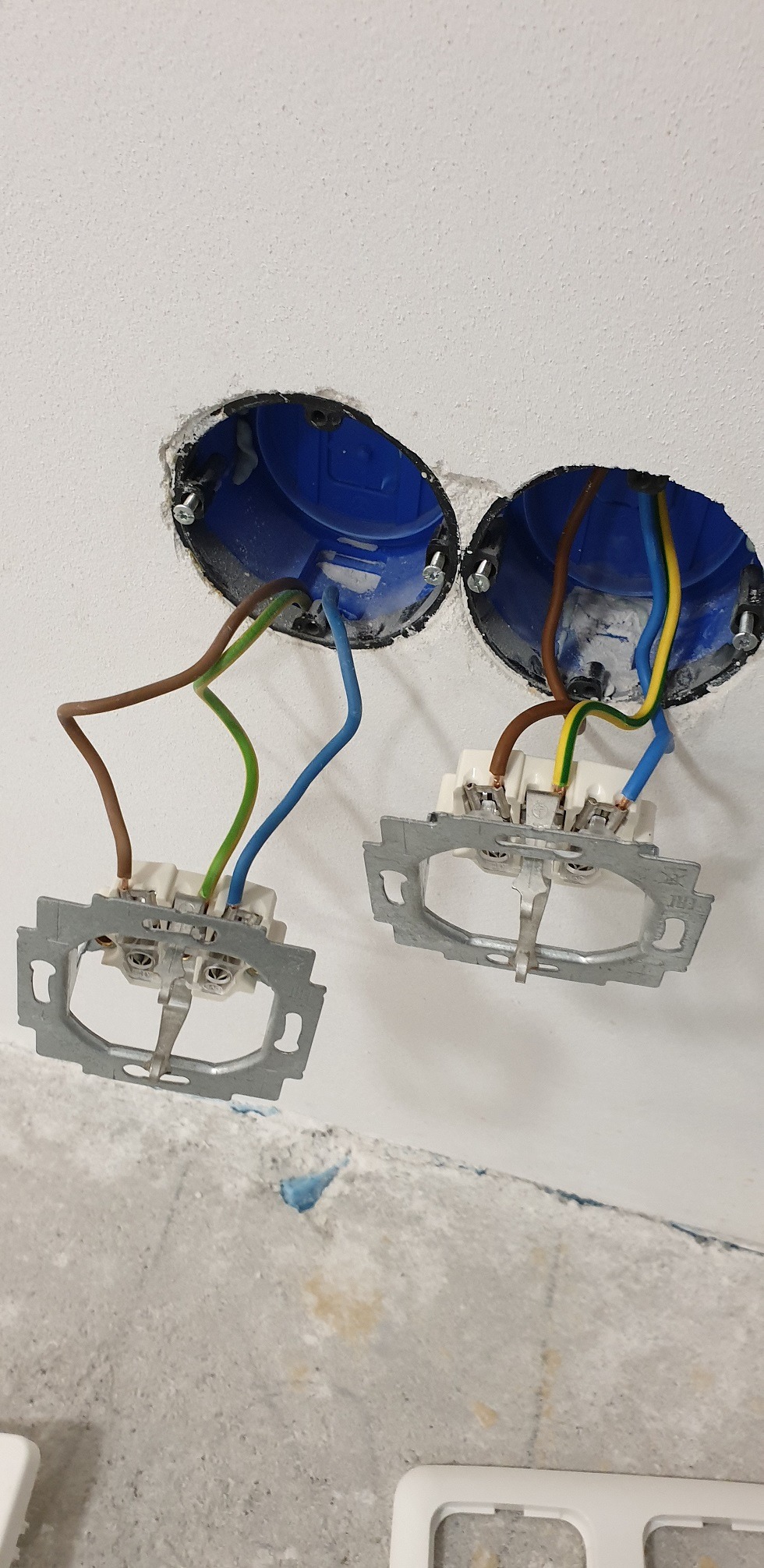 gniazda elektryczne montaż