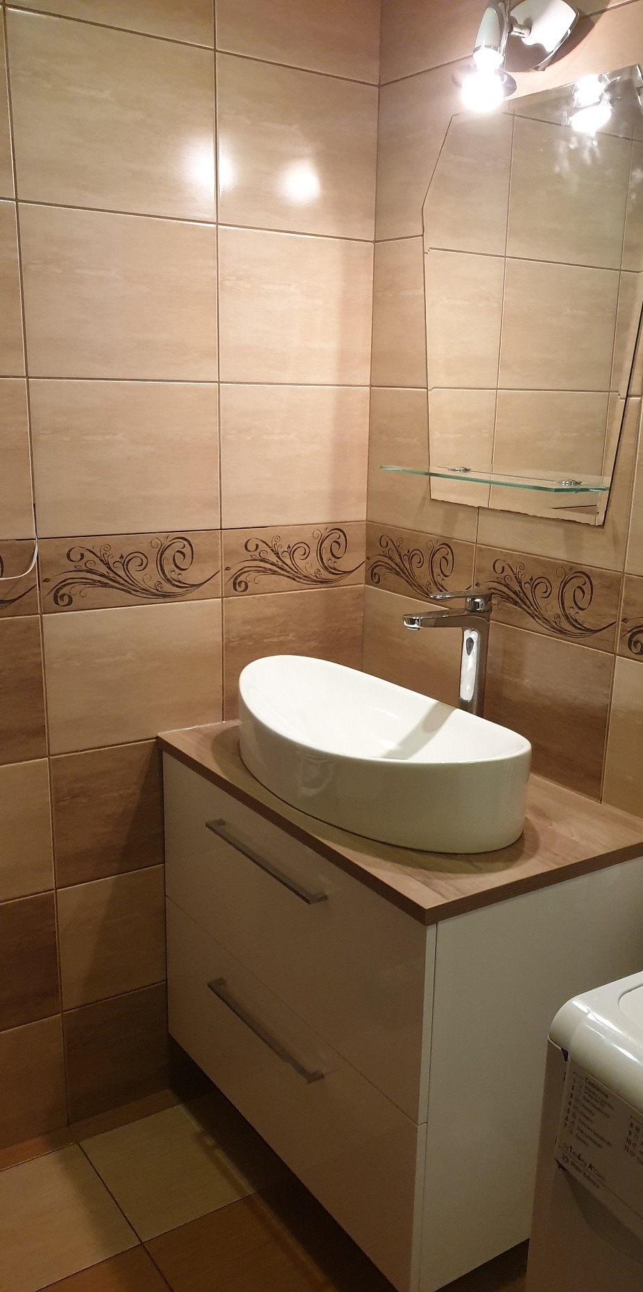 umywalka, bateria na szafce wiszącej