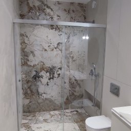 Przeszklenie prysznica z drzwiami suwanymi i ścianką stałą