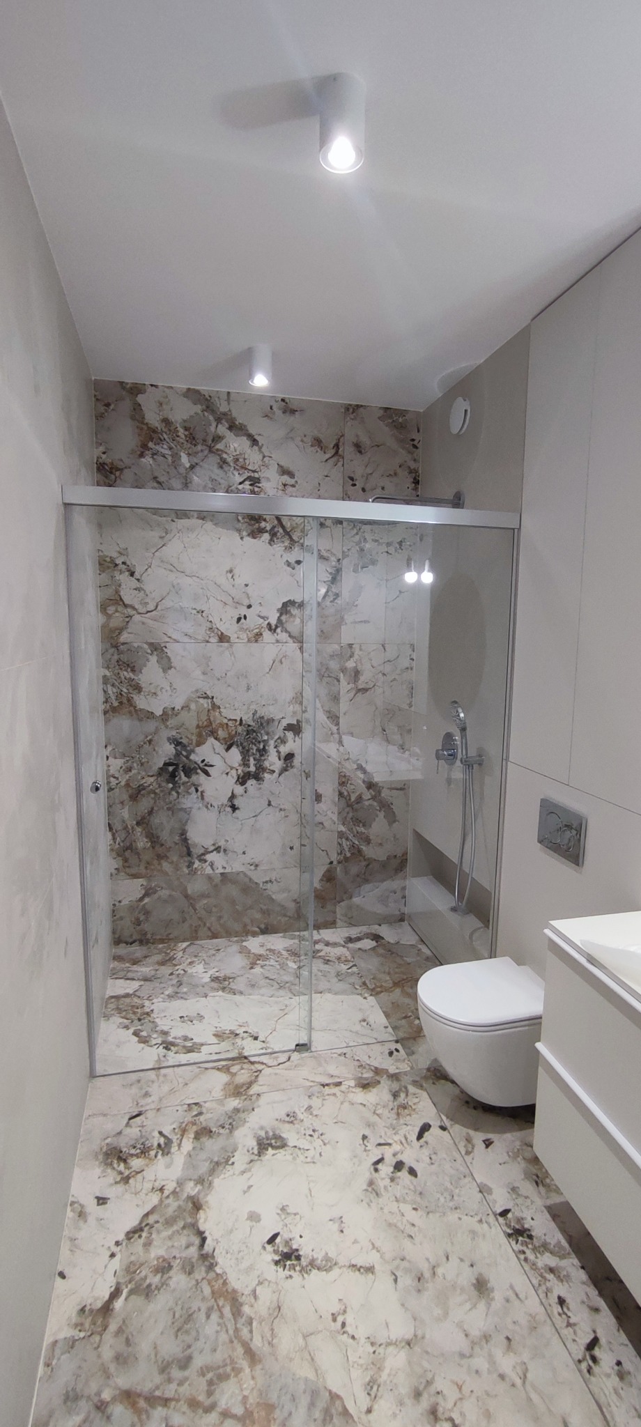 Przeszklenie prysznica z drzwiami suwanymi i ścianką stałą