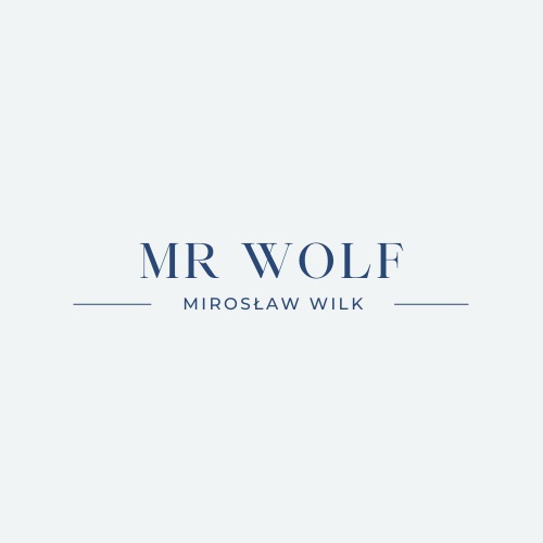 Eleganckie logo 'MR WOLF' z imieniem i nazwiskiem Mirosław Wilk, w granatowej kolorystyce na jasnym tle, z cienkimi liniami podkreślającymi tekst.