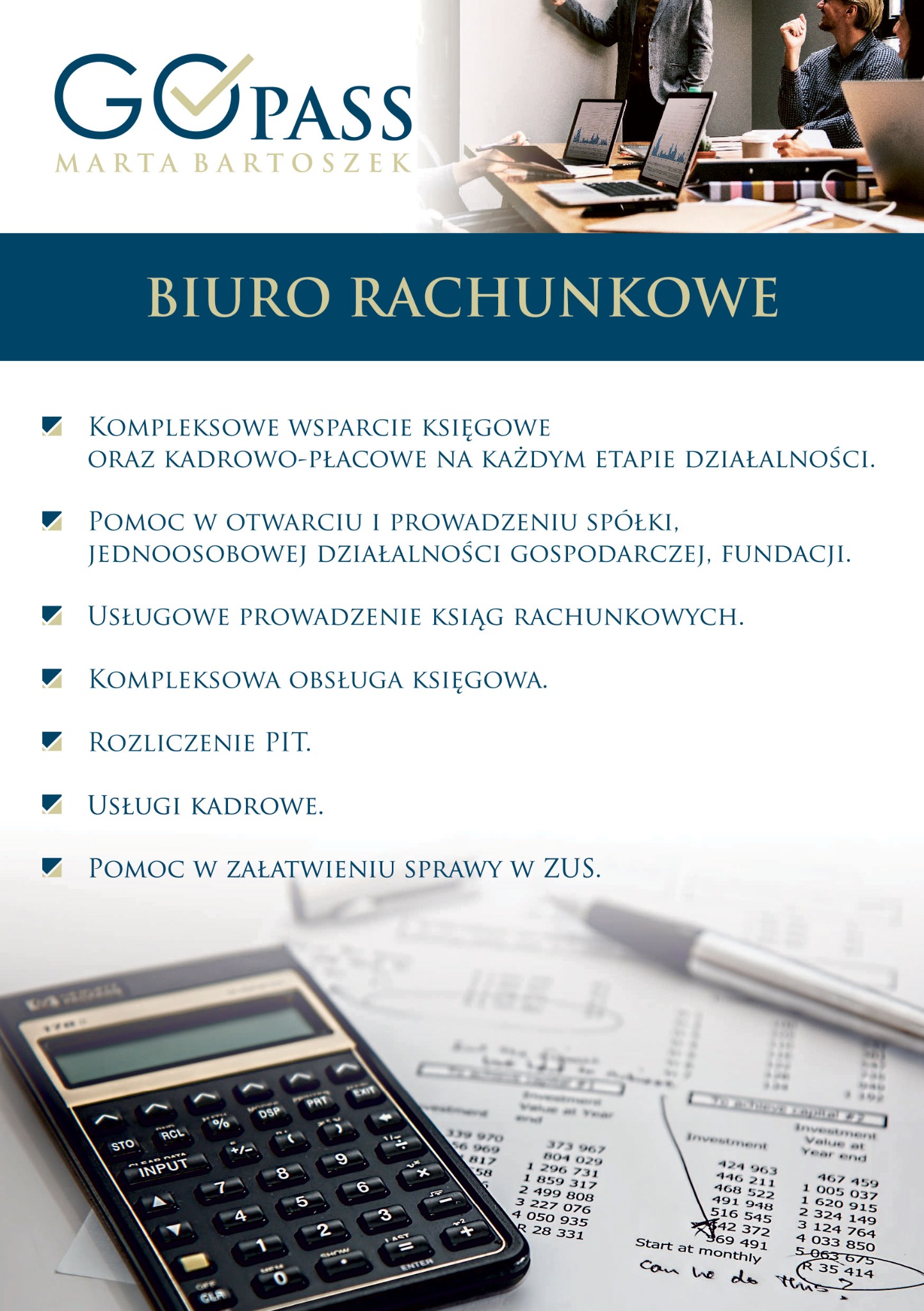 Reklama biura rachunkowego: kalkulator, notatki z danymi finansowymi i zespół omawiający wykresy na laptopach w tle.