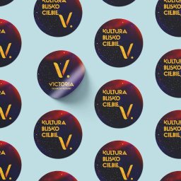 ALFABET MARKI SPÓŁKA Z OGRANICZONĄ ODPOWIEDZIALNOŚCIĄ - Arkusz naklejek z logo 'Kultura Blisko Ciebie' i 'Victoria Centrum Kultury' na jasnoniebieskim tle.