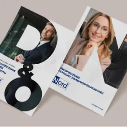 Dwa ulotki reklamowe leżące ukośnie na beżowym tle, prezentujące uśmiechniętego mężczyznę w garniturze i kobietę w okularach, z informacjami o ubezpieczeniach i logo firmy Nord Partner.