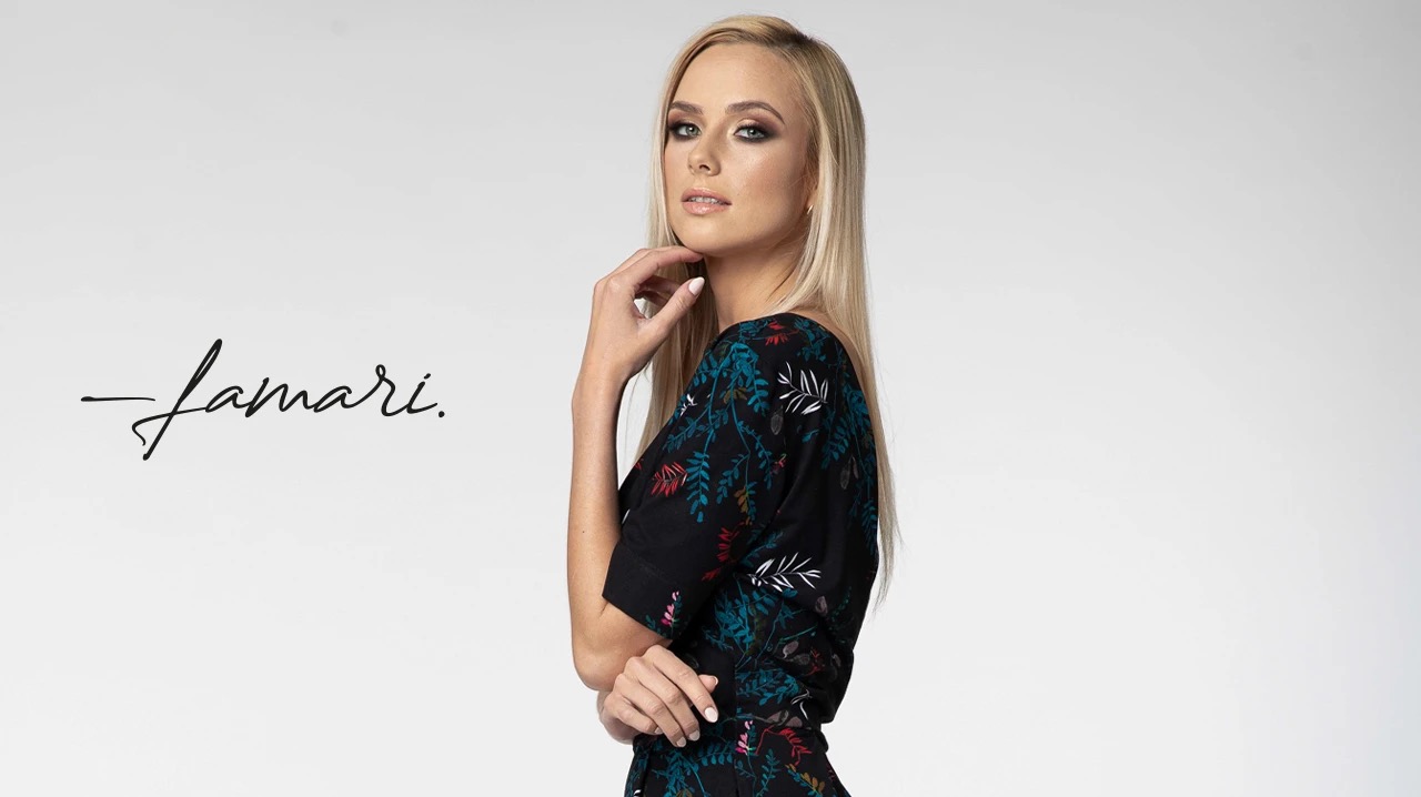 Portret kobiety z blond włosami, w czarnej sukience z motywem roślinnym, pozującej na białym tle obok logo 'famari.'