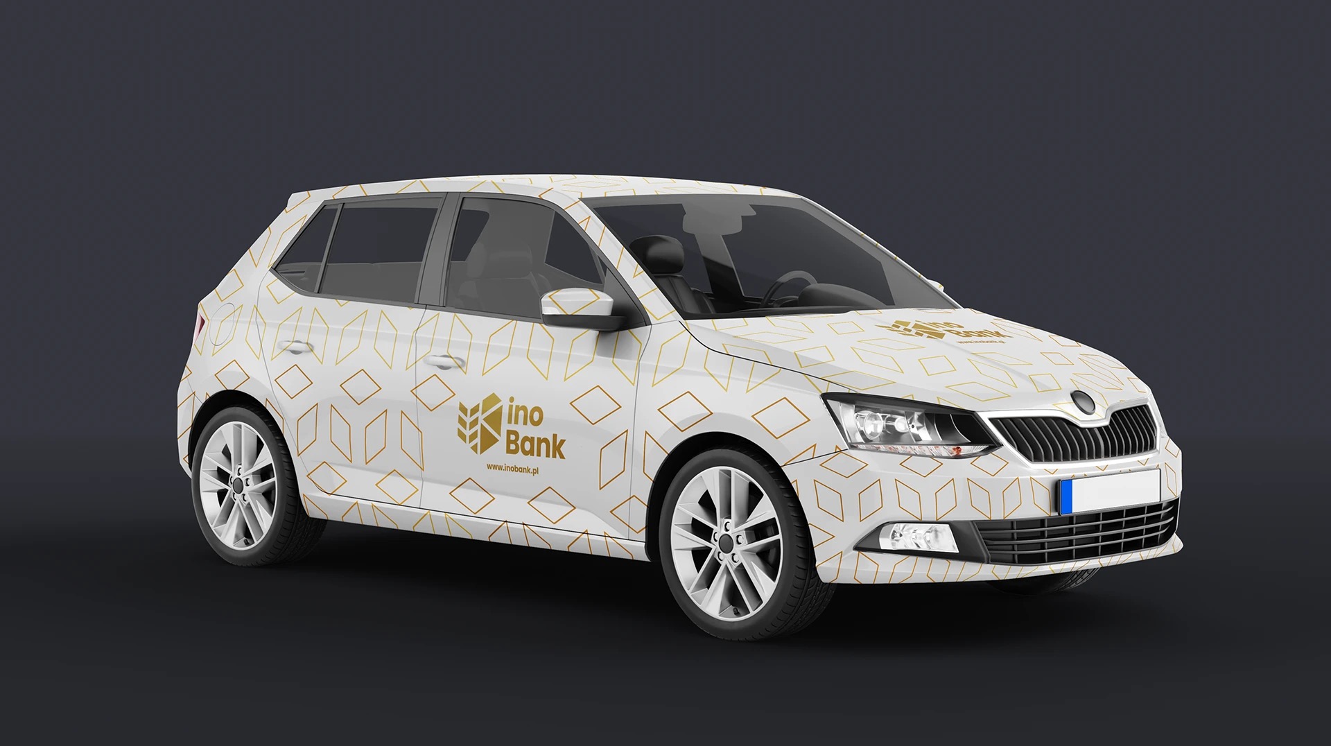 Biały samochód oklejony złotymi rombami i logo 'ino Bank' na ciemnoszarym tle.