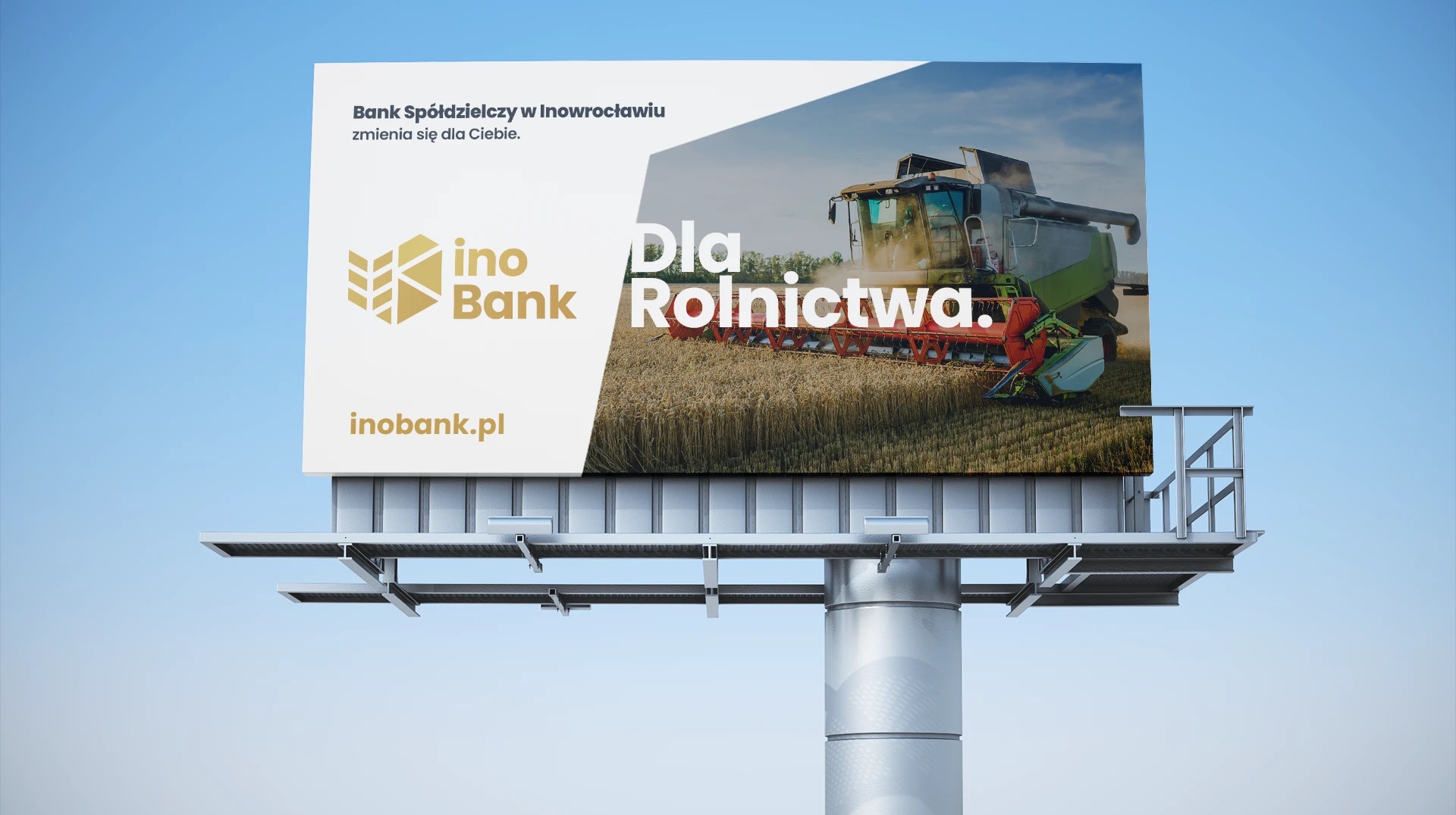 Billboard z reklamą Banku Spółdzielczego w Inowrocławiu dla rolnictwa, na tle kombajn podczas żniw.
