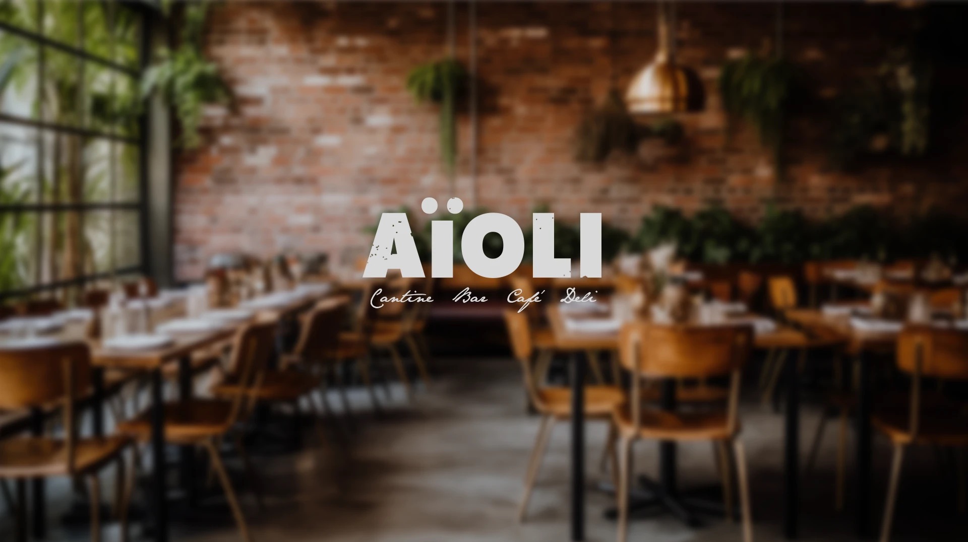 Wnętrze kawiarni Aioli z ceglaną ścianą, drewnianymi stołami i krzesłami, oraz wiszącymi roślinami, z logo nałożonym na obraz.