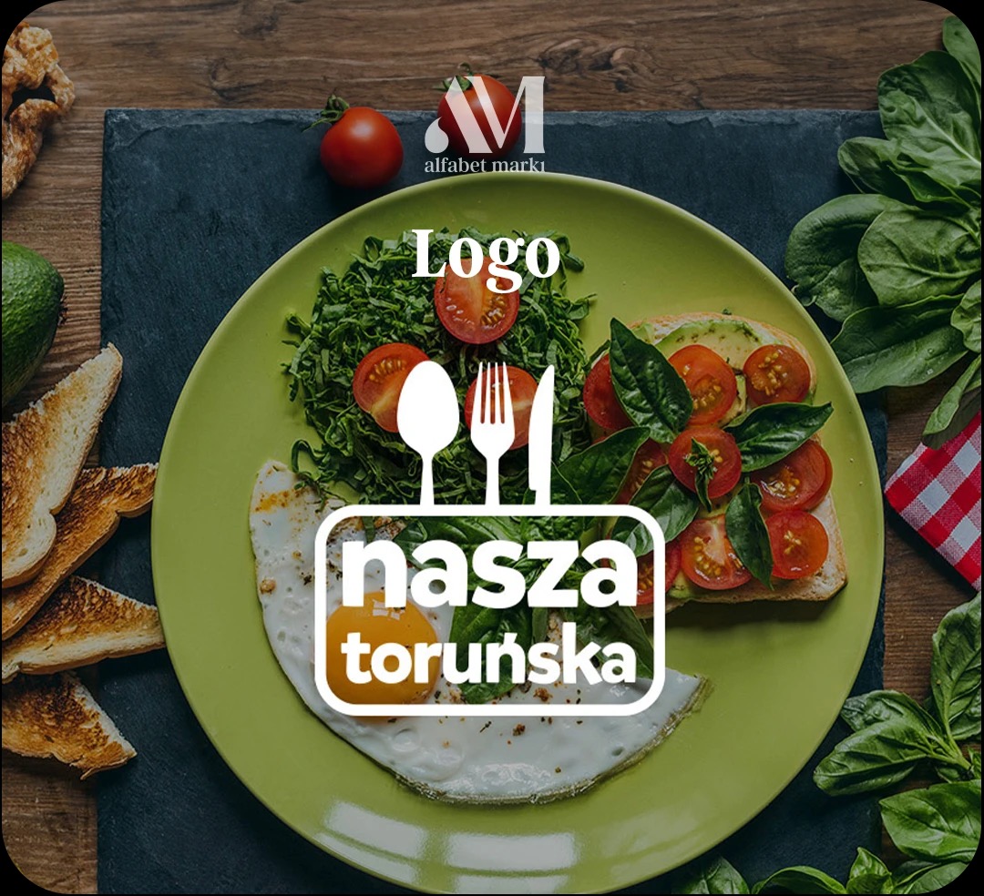 Graficzne logo 'Nasza Toruńska' na zdjęciu talerza z jedzeniem, zawierające ikonę sztućców i element logotypu 'alfabet marki'.